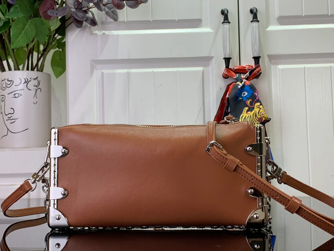 m25445-LV-slim-side-trunk chain bag-brown