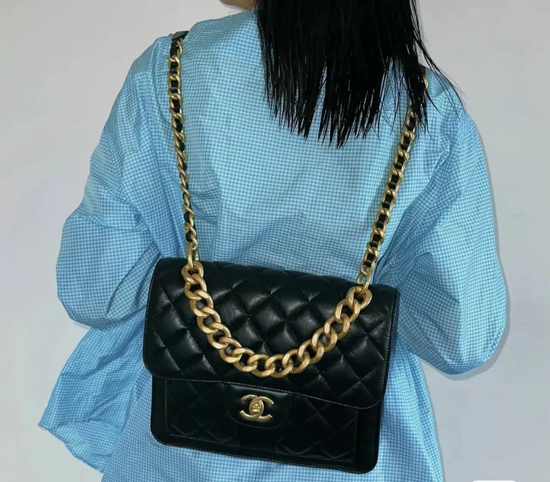 Новинка сезона весна/лето 2023 от Chanel - винтажный кожаный рюкзак на двоих - фотографии в действии.