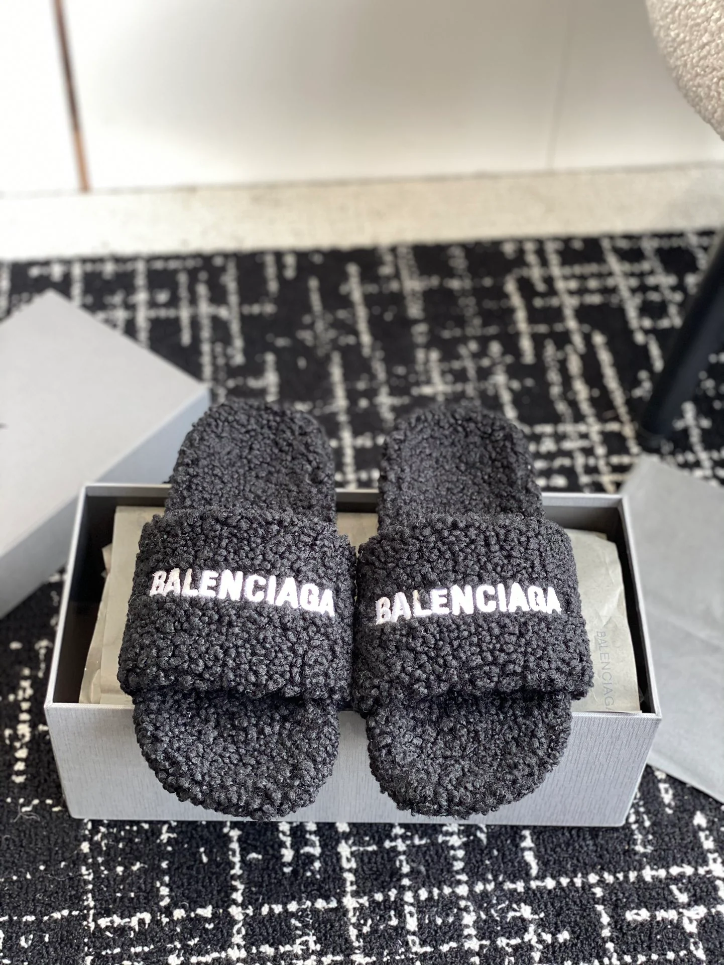 Новинка сезона осень/зима 2023 от Balenciaga - Меховые тапочки - Черные