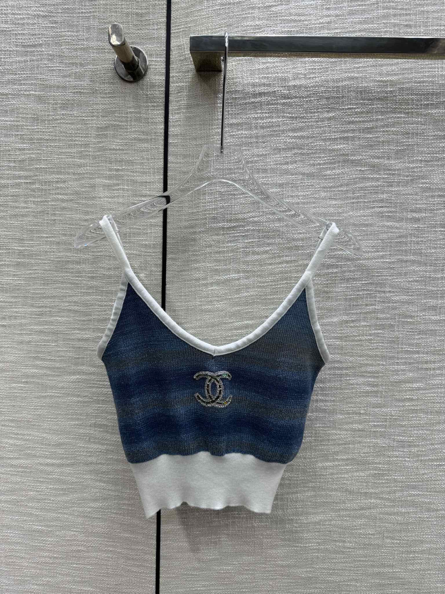 Вязаная майка Chanel 2403 с V-образным вырезом и цветными блоками в полоску - синяя