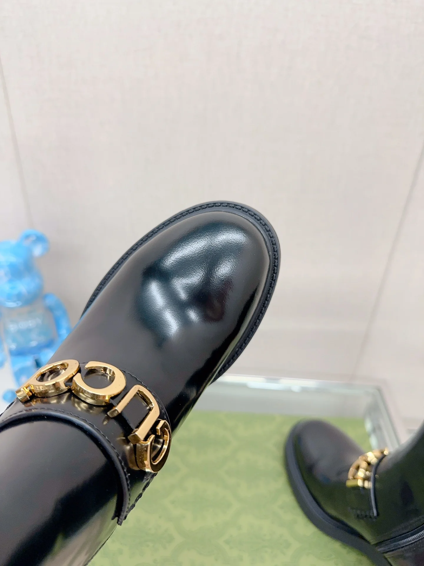 Новинка 2023 года от Gucci - Ботильоны на массивном каблуке с буквенным принтом - Глянцевый черный