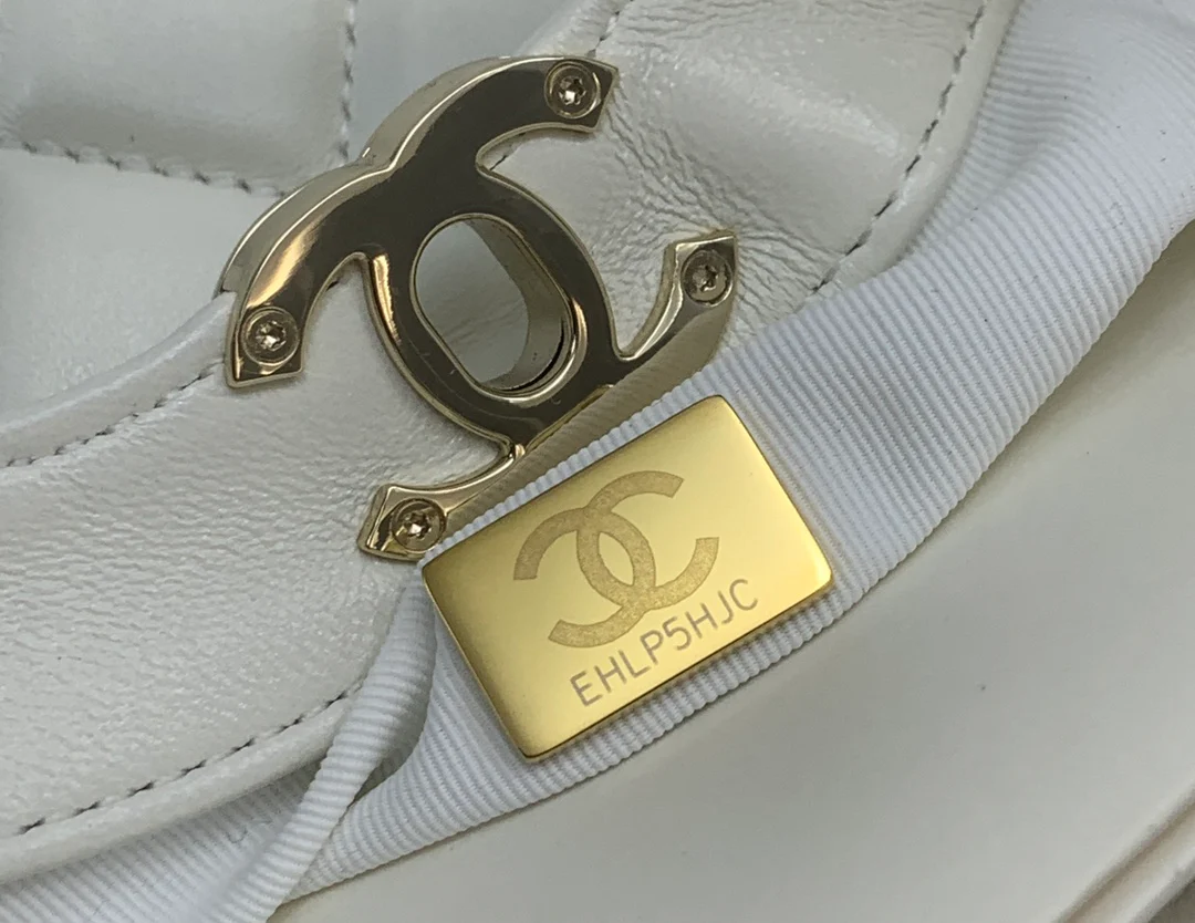 Мини-сумочка Chanel 24c31 из овечьей кожи - белая