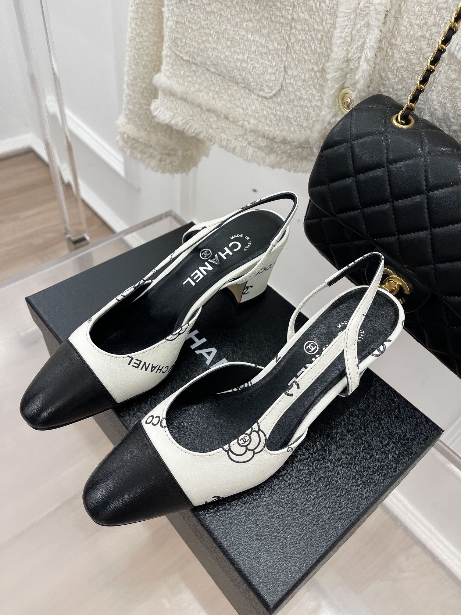 Новинка весны 2023 года от Chanel - туфли на высоком каблуке с принтом и вырезами - 6 см.