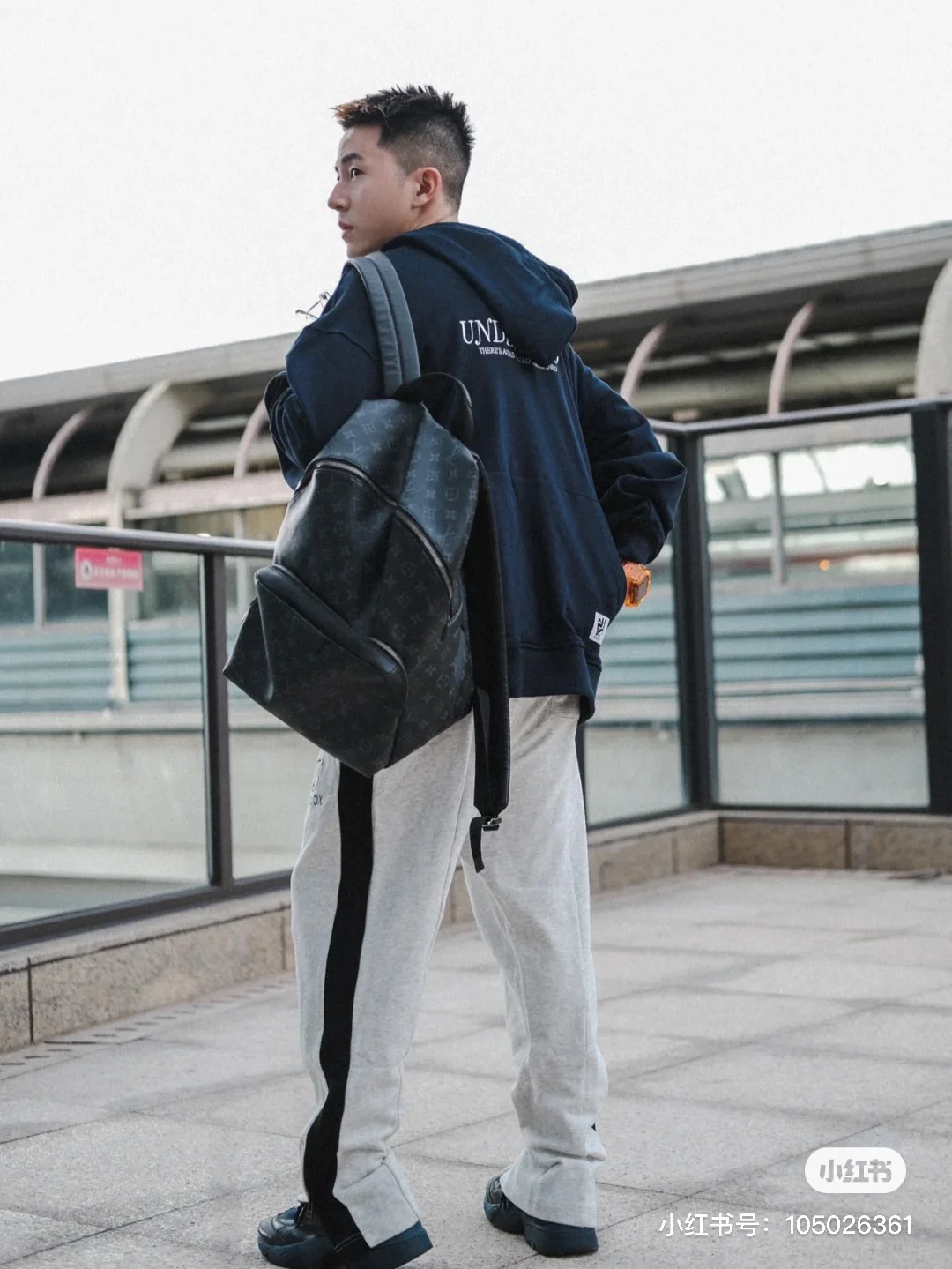 m43186-LV-Новая версия-Рюкзак-Фото в рюкзаке