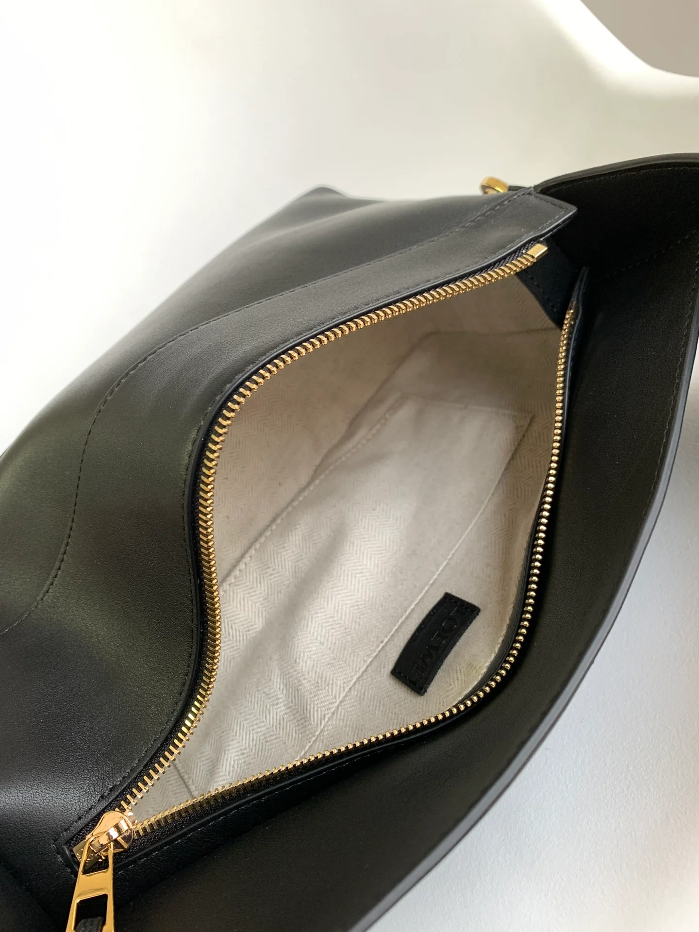 Сумка-хобо Loewe Puzzle из кожи наппа, черная.