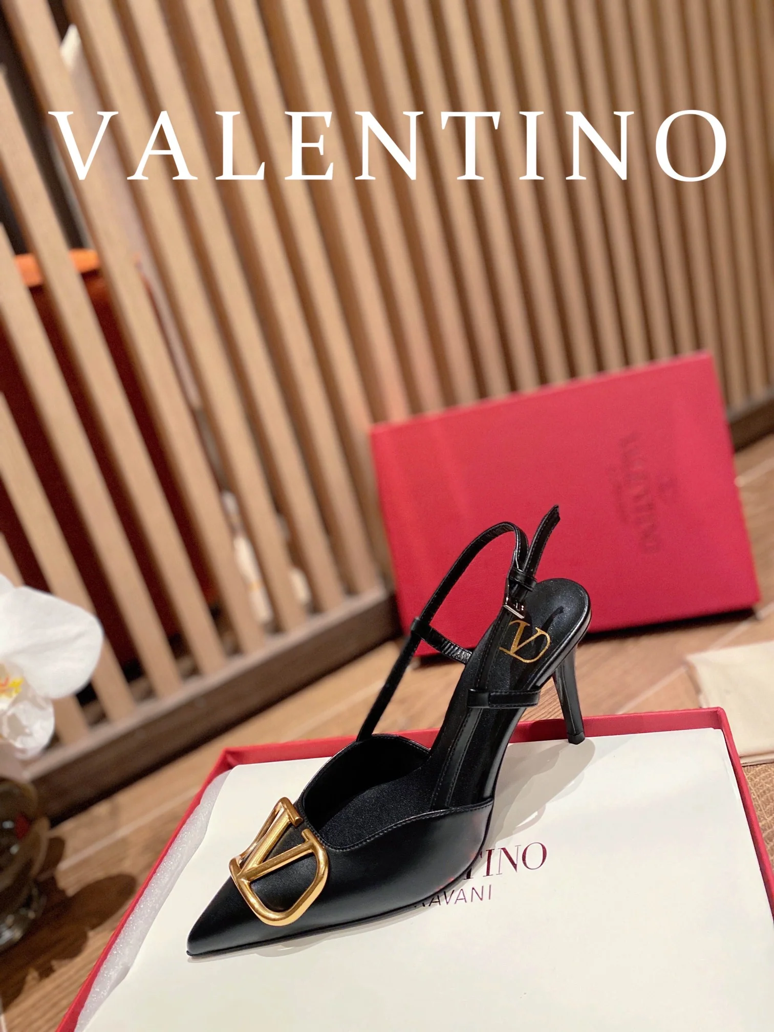 Туфли Valentino на каблуке с V-образной пряжкой из бронзы и открытой пяткой — черные.