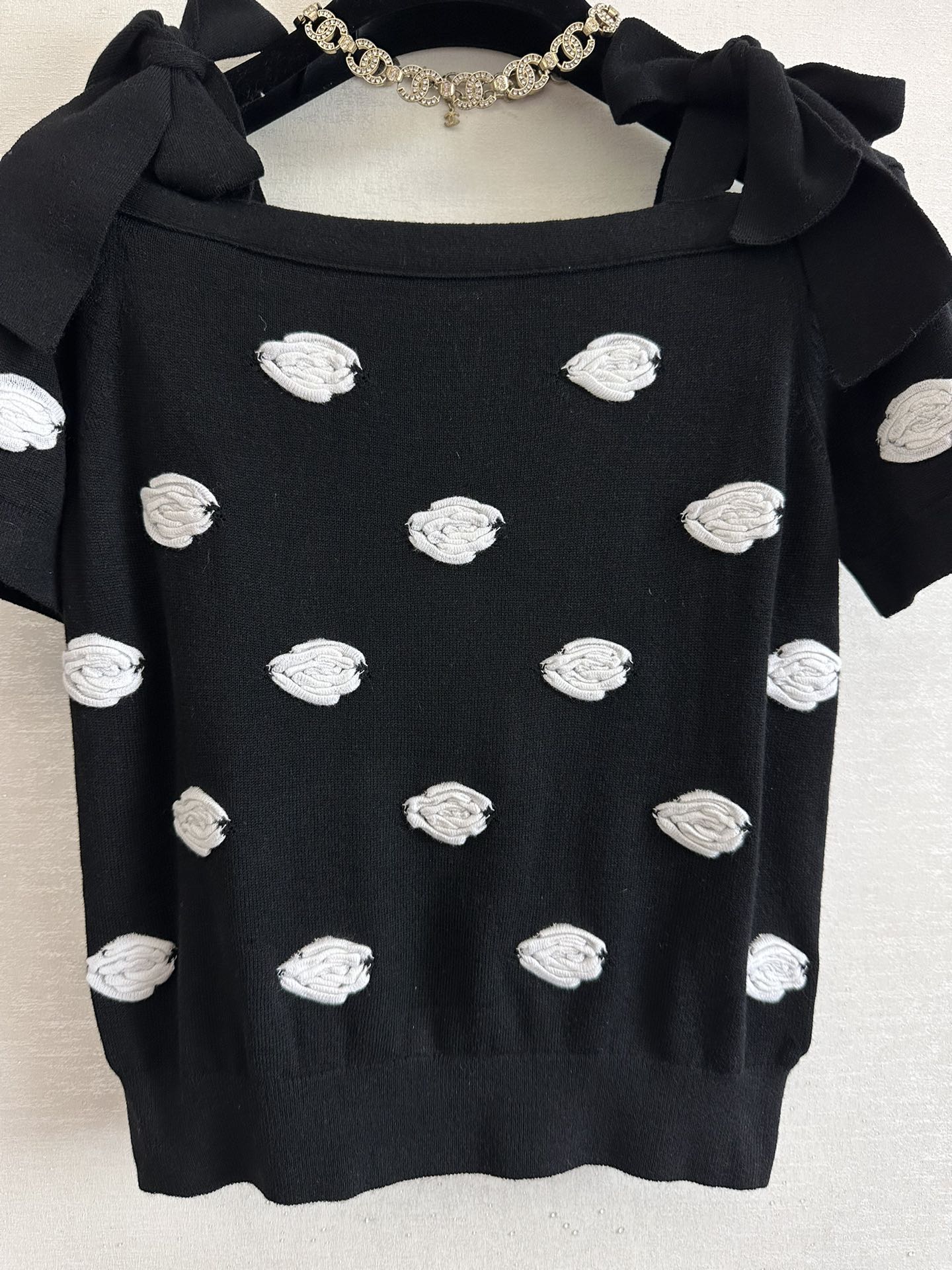 Chanel 2403 - Футболка с коротким рукавом и открытыми плечами ?Камелия? с галстуком