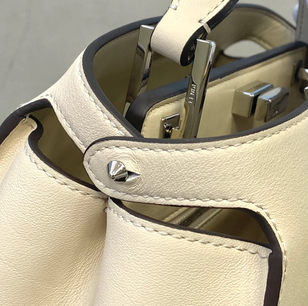 Маленькая белая кожаная сумка Fendi Peekaboo - 1