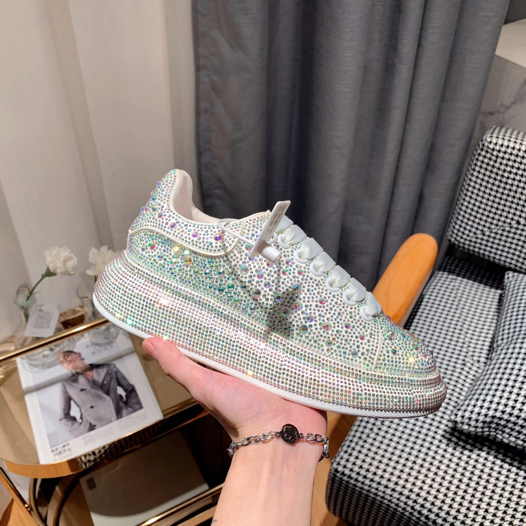 Классические белые кроссовки McQueen — серебристые с крупными бриллиантами