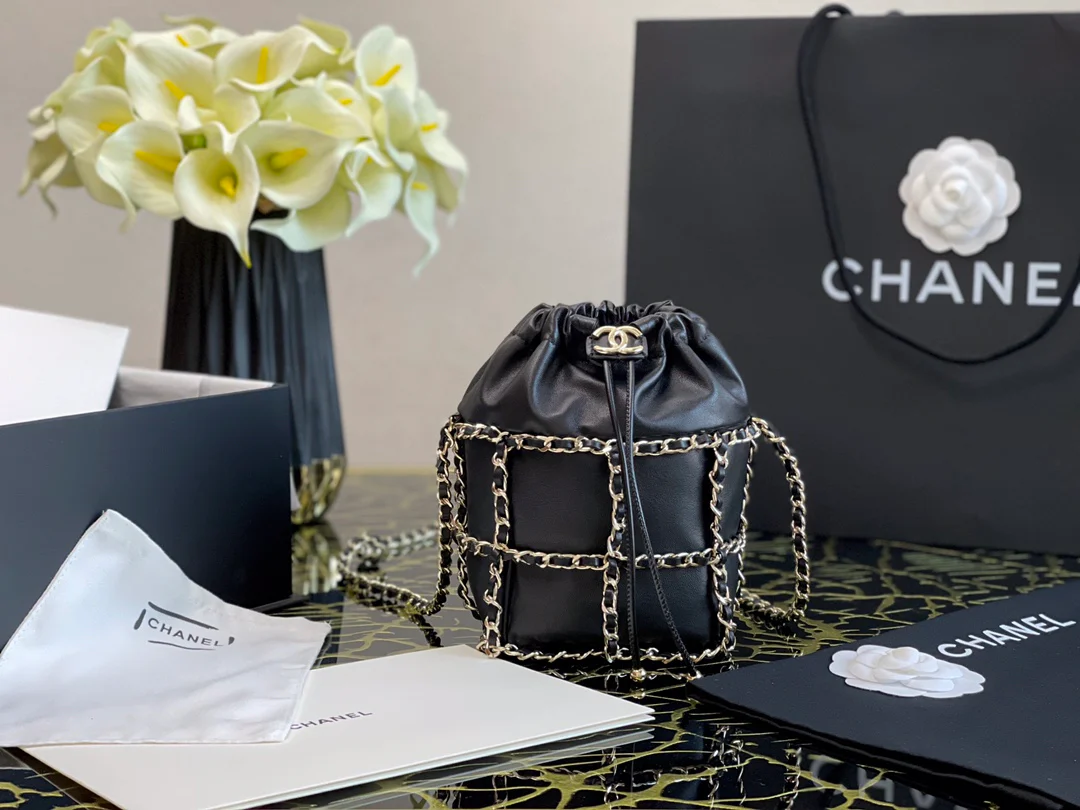 Маленькая сумка-ведро Chanel из овечьей кожи с завязками