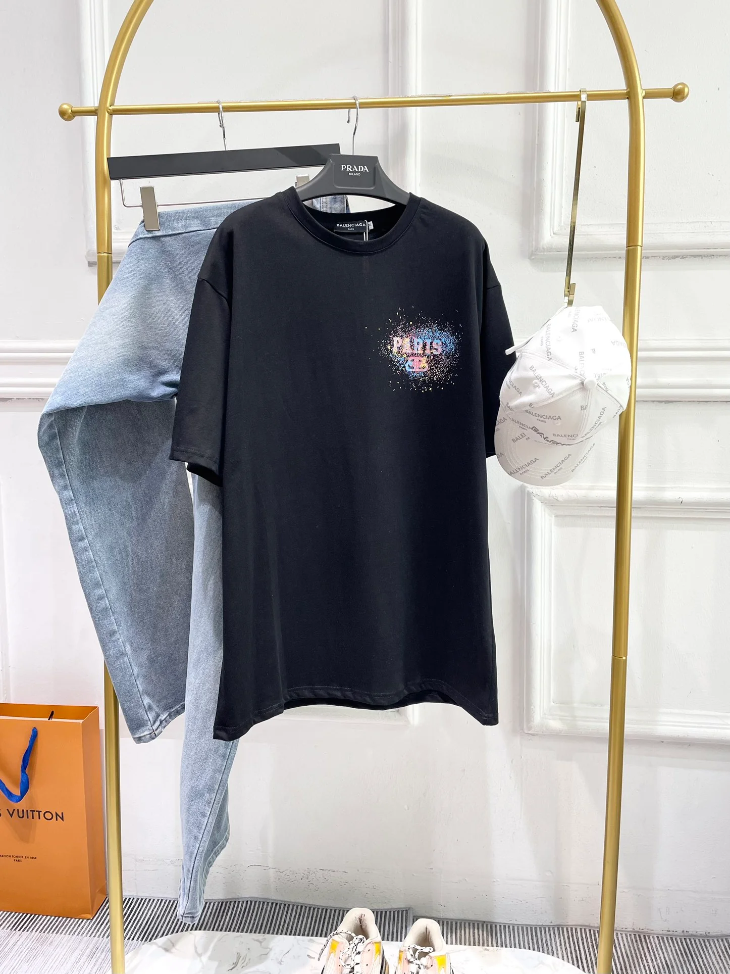 Футболка Balenciaga 2403 с расписным узором, свободного кроя, с коротким рукавом - черно-белая