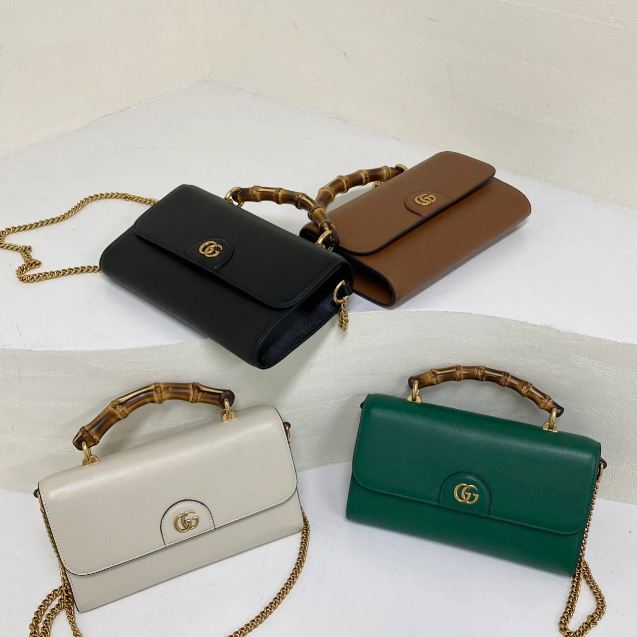 Сумка Gucci Retro с бамбуковой цепочкой — большой размер — изображение из коллекции