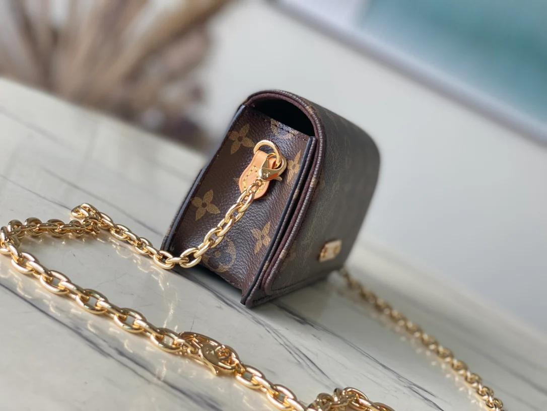 m82509-LV-кошелек-на-цепочке-лилия