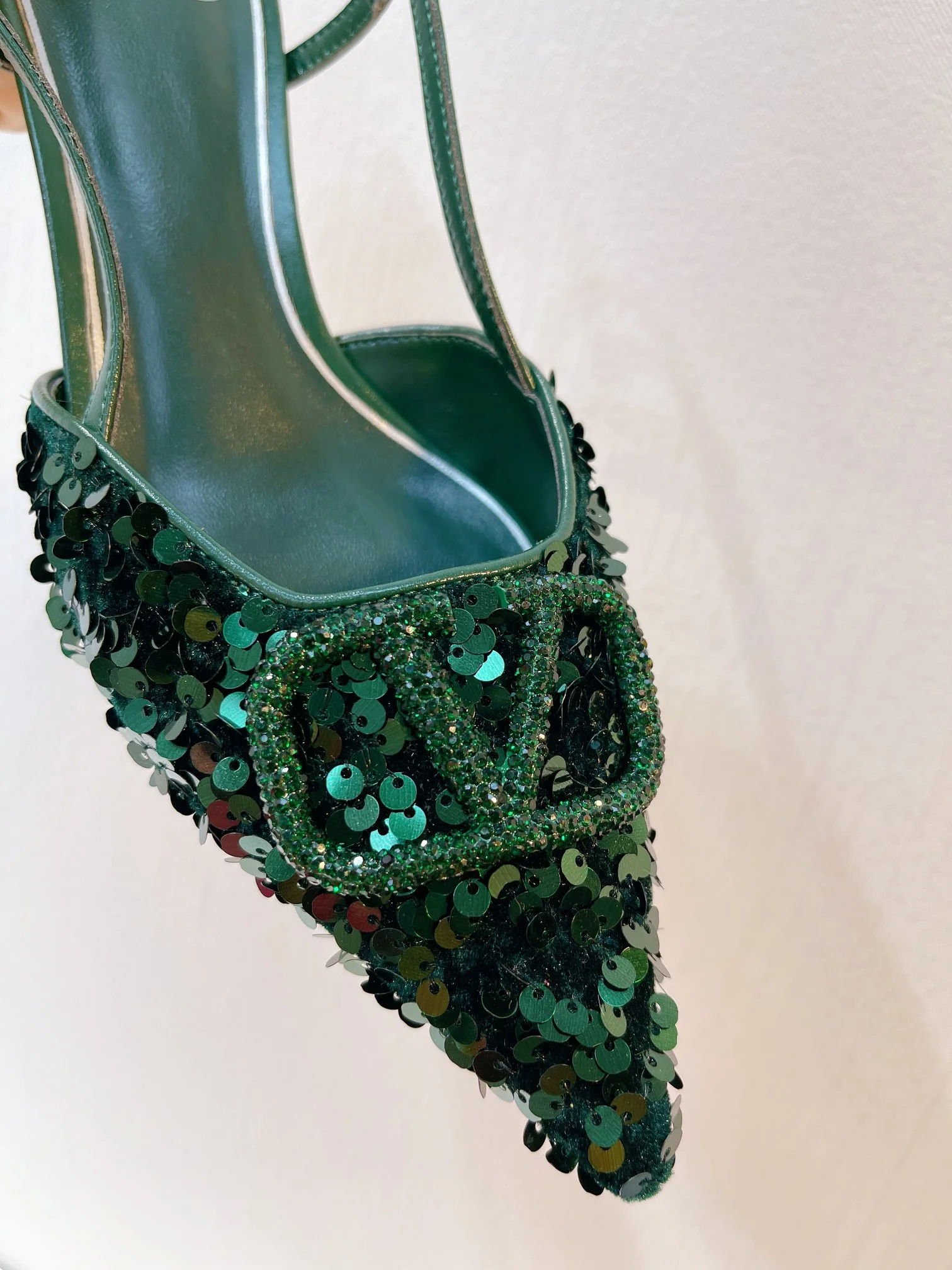 Новинка с официального сайта Valentino 2023 — Глянцевые босоножки на низком каблуке с острым носком — 4 см — Зеленые