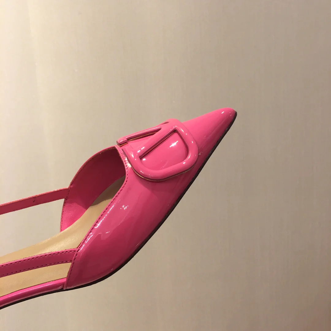 Лакированные босоножки Valentino на низком каблуке с острым носком — розовые.