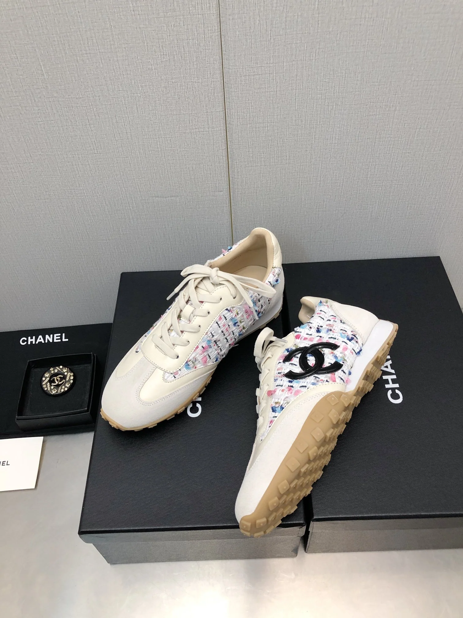 Новинка 2023 года от Chanel - Повседневные кроссовки - Белые