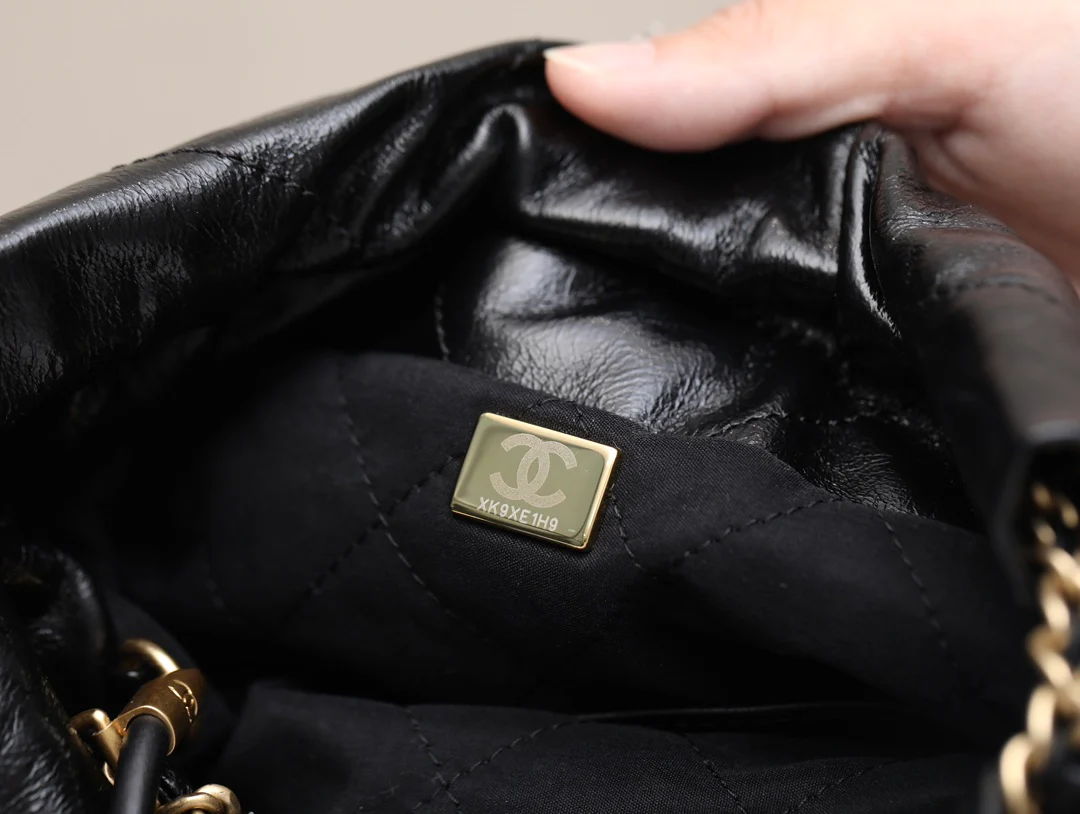 Новинка сезона весна/лето 2023 от Chanel - сумка 22 - мини - черный жемчуг - фото в действии