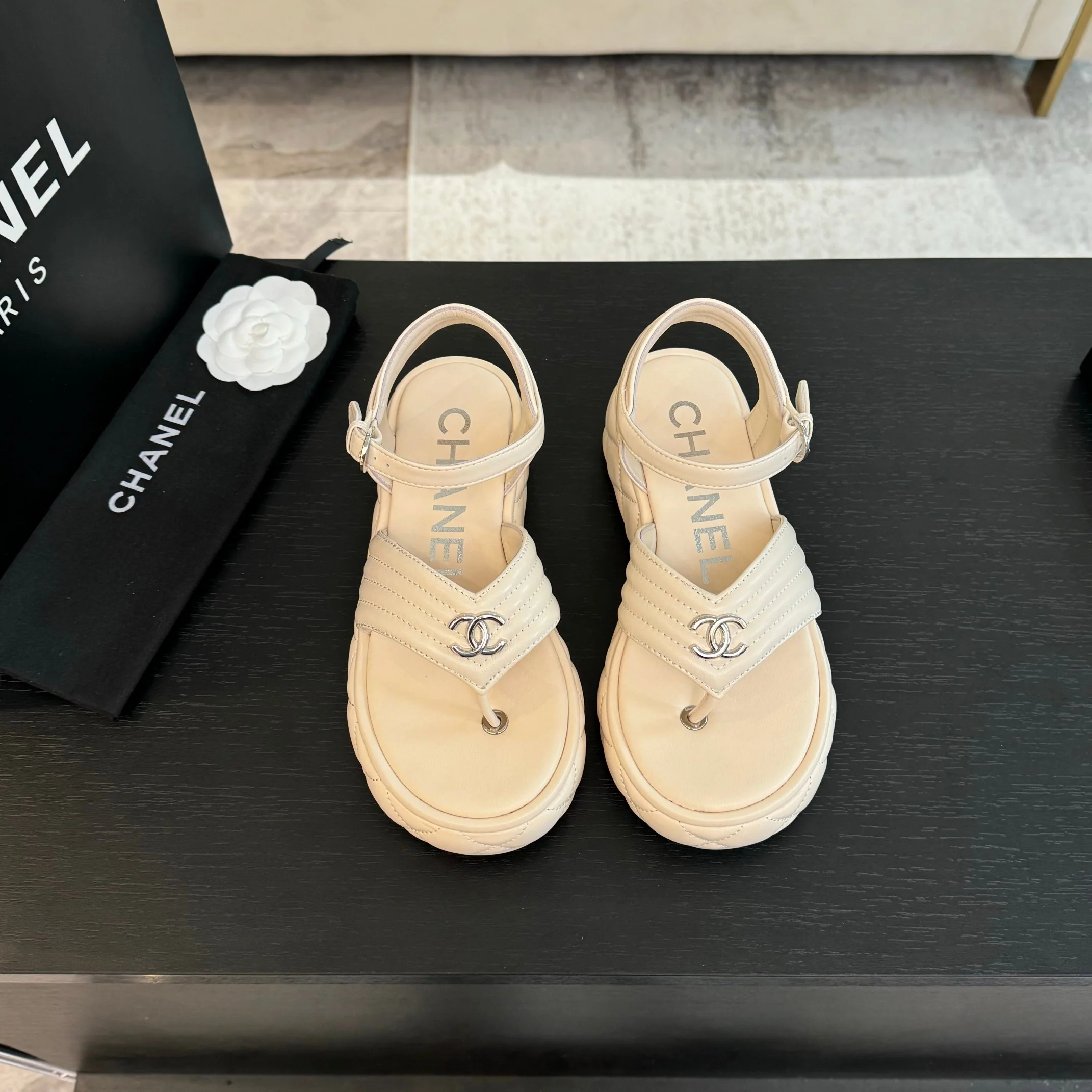 Повседневные сандалии Chanel 2024 года — цвет ?Молочный чай?.