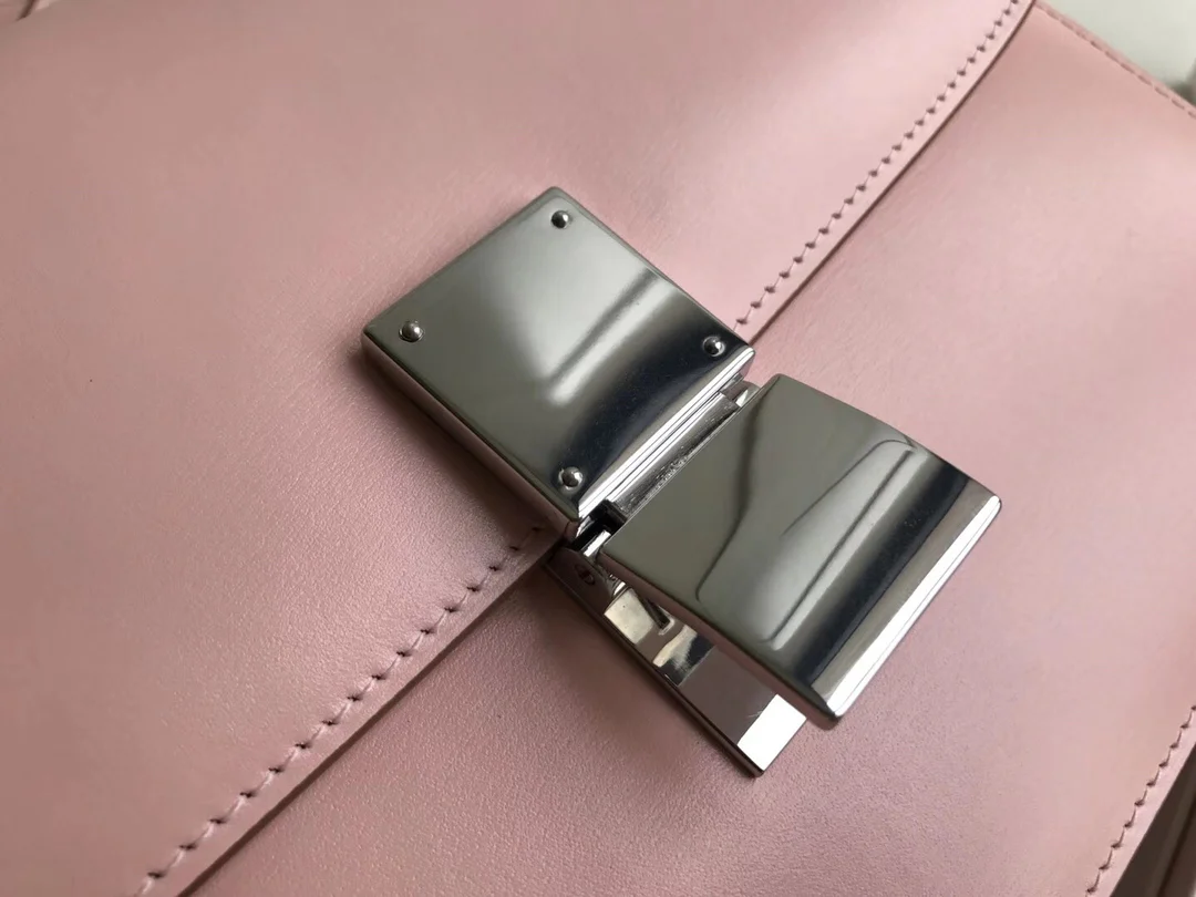 Сумка Celine Box Medium из полированной телячьей кожи — розовая с серебряными пряжками.