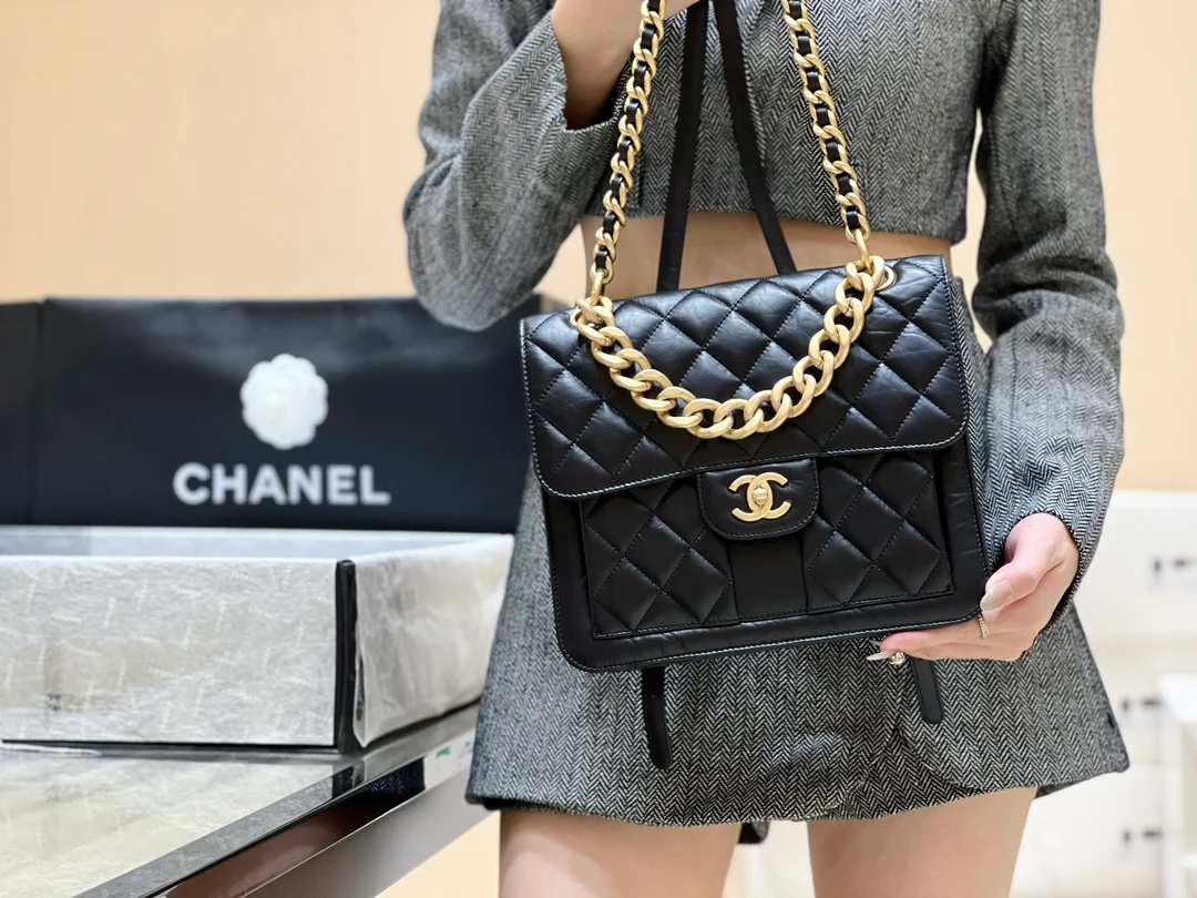 Новинка сезона весна/лето 2023 от Chanel - винтажный кожаный рюкзак на двоих - фотографии в действии.