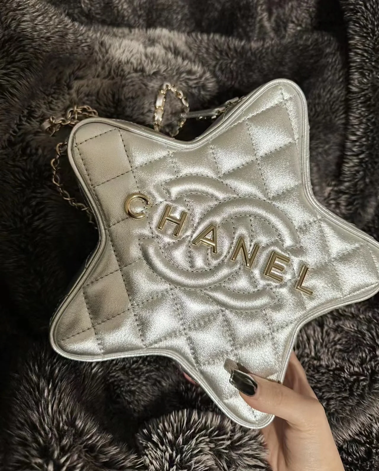 Сумка Chanel 24c Early Spring Resort Collection Limited Edition Star Bag в серебристом цвете.
