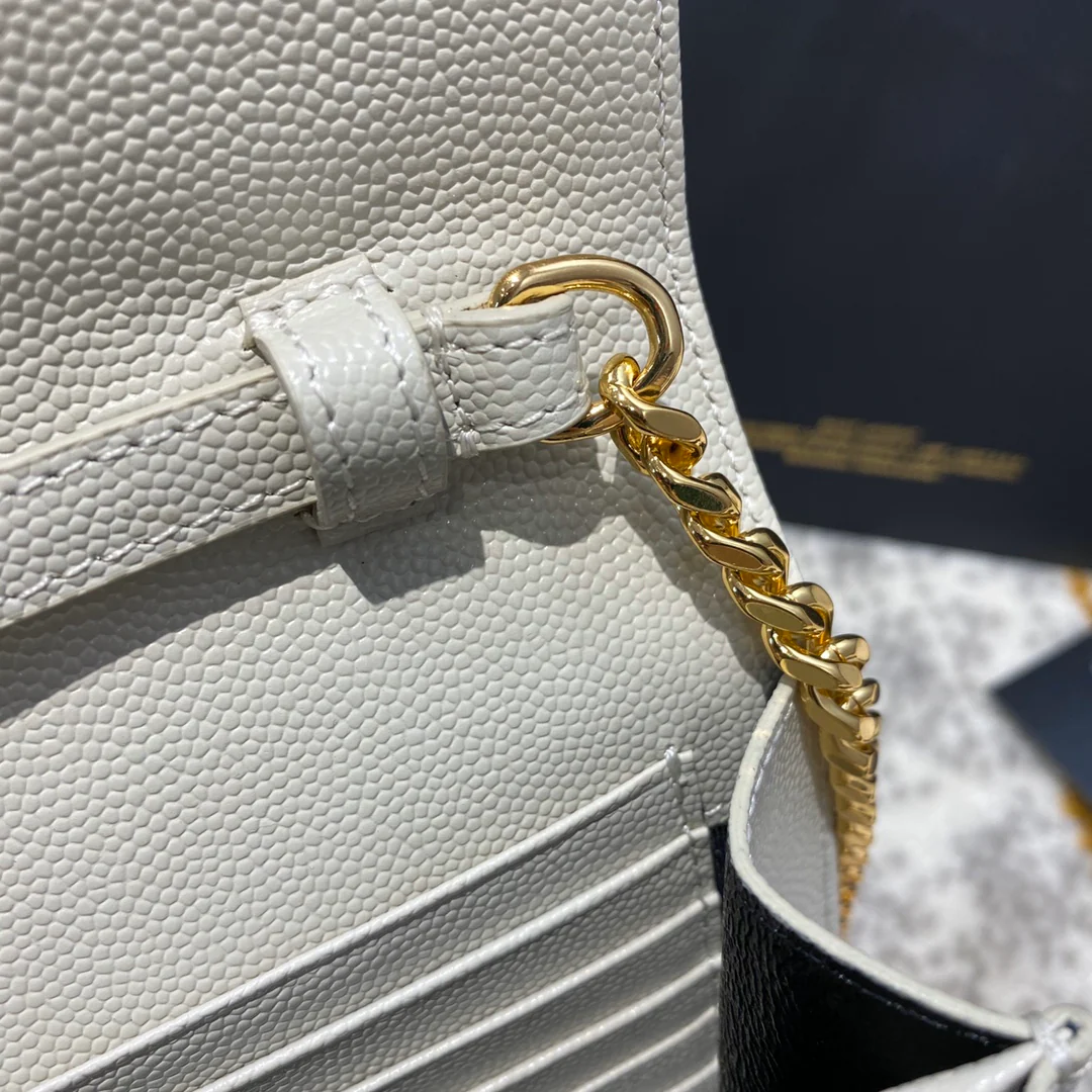 Сумка-конверт YSL с монограммой и икрой, V-образной ромбовидной стёжкой - 1