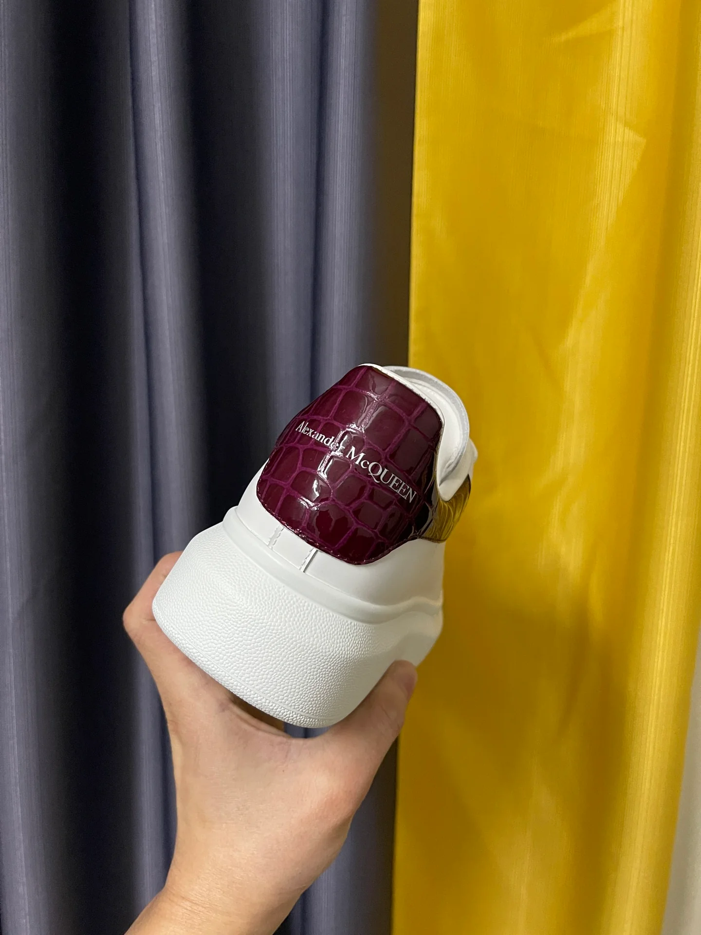 Классические белые кроссовки McQueen - унисекс - фиолетово-красная лакированная кожа, каблук с текстурой под камень.