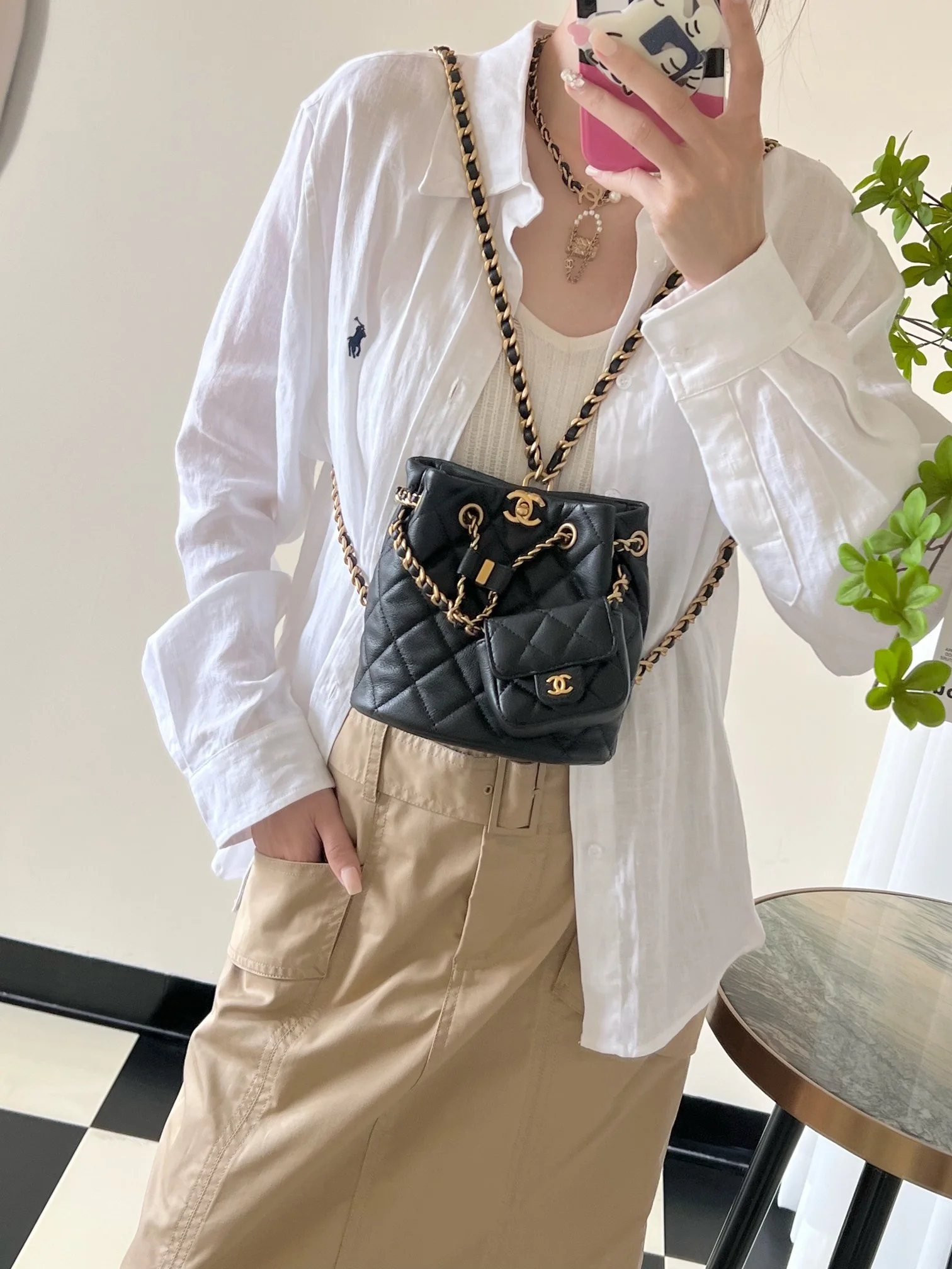 Пре-осенняя коллекция Chanel 2023 — рюкзак Métiers d'Art Letter