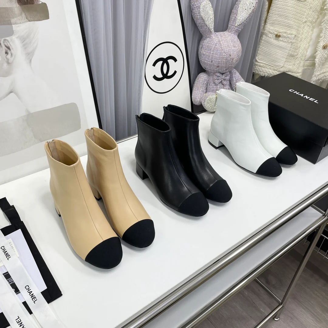 Новинка сезона осень/зима 2022 от Chanel — ботильоны на низком каблуке.