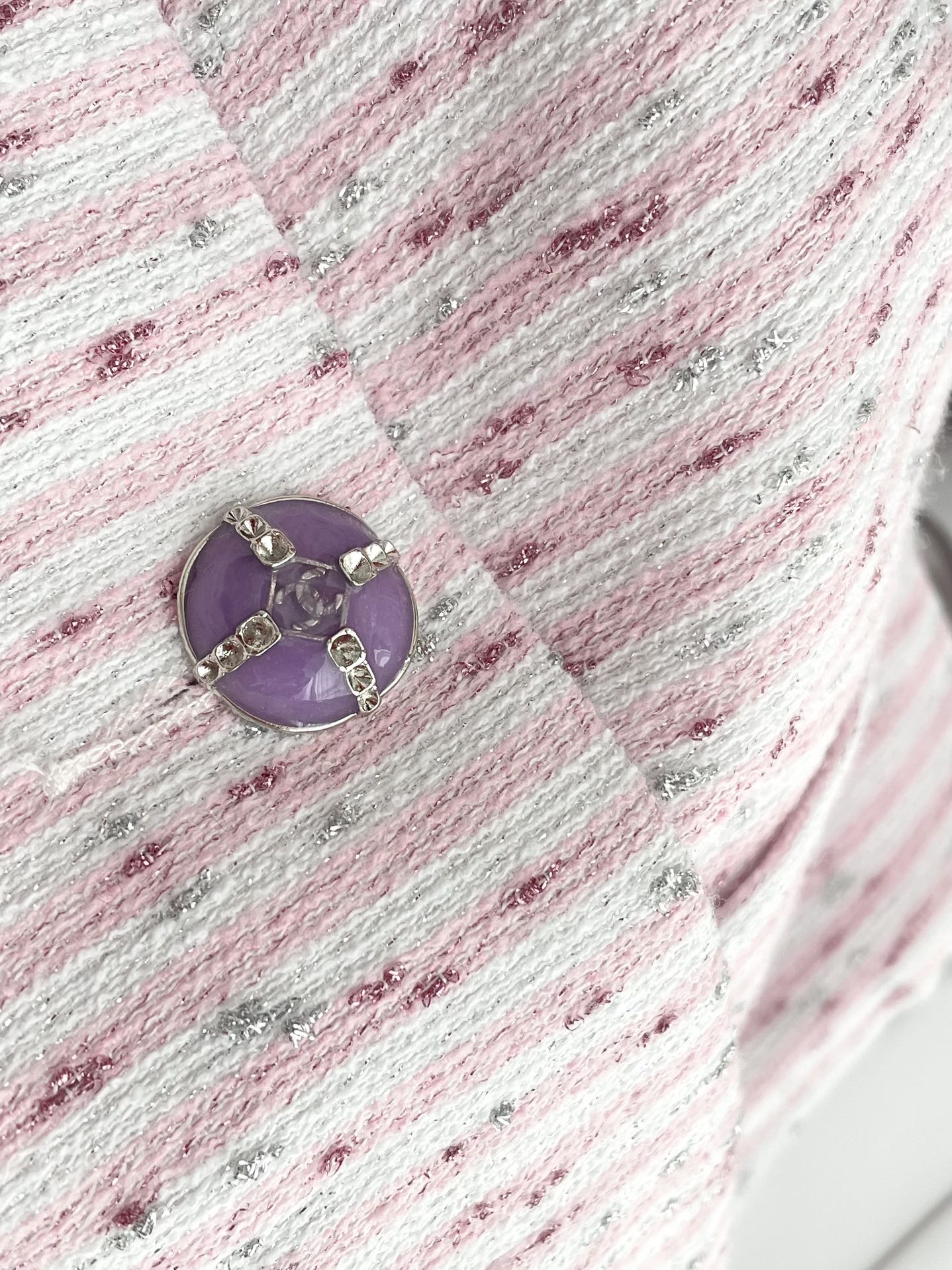 Chanel 2403 - Комплект из шерстяной куртки с короткими рукавами и шорт.