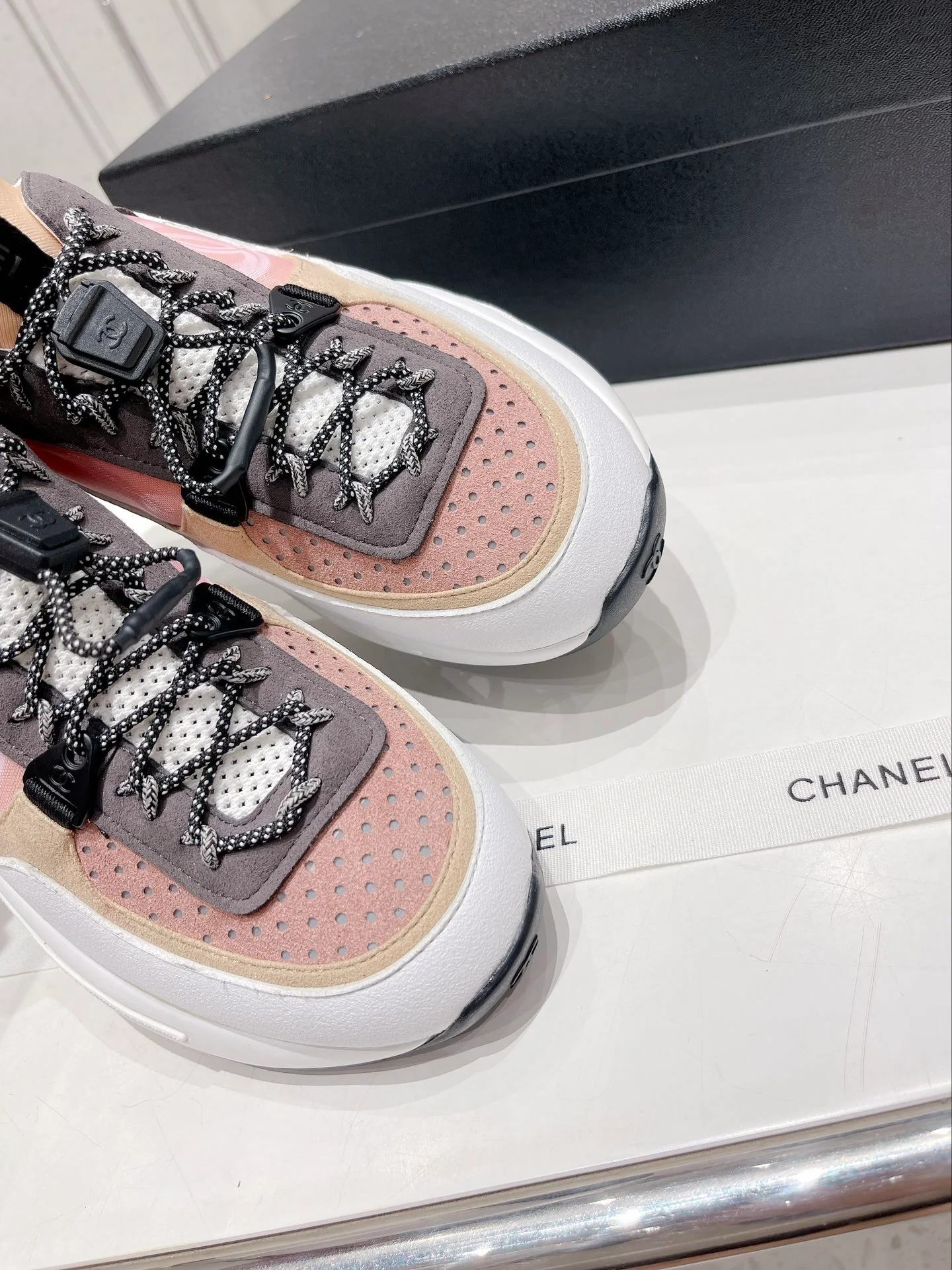 Новые поступления с показа Chanel весна/зима 2022 — повседневные кроссовки в стиле колор-блок — розовато-серый.