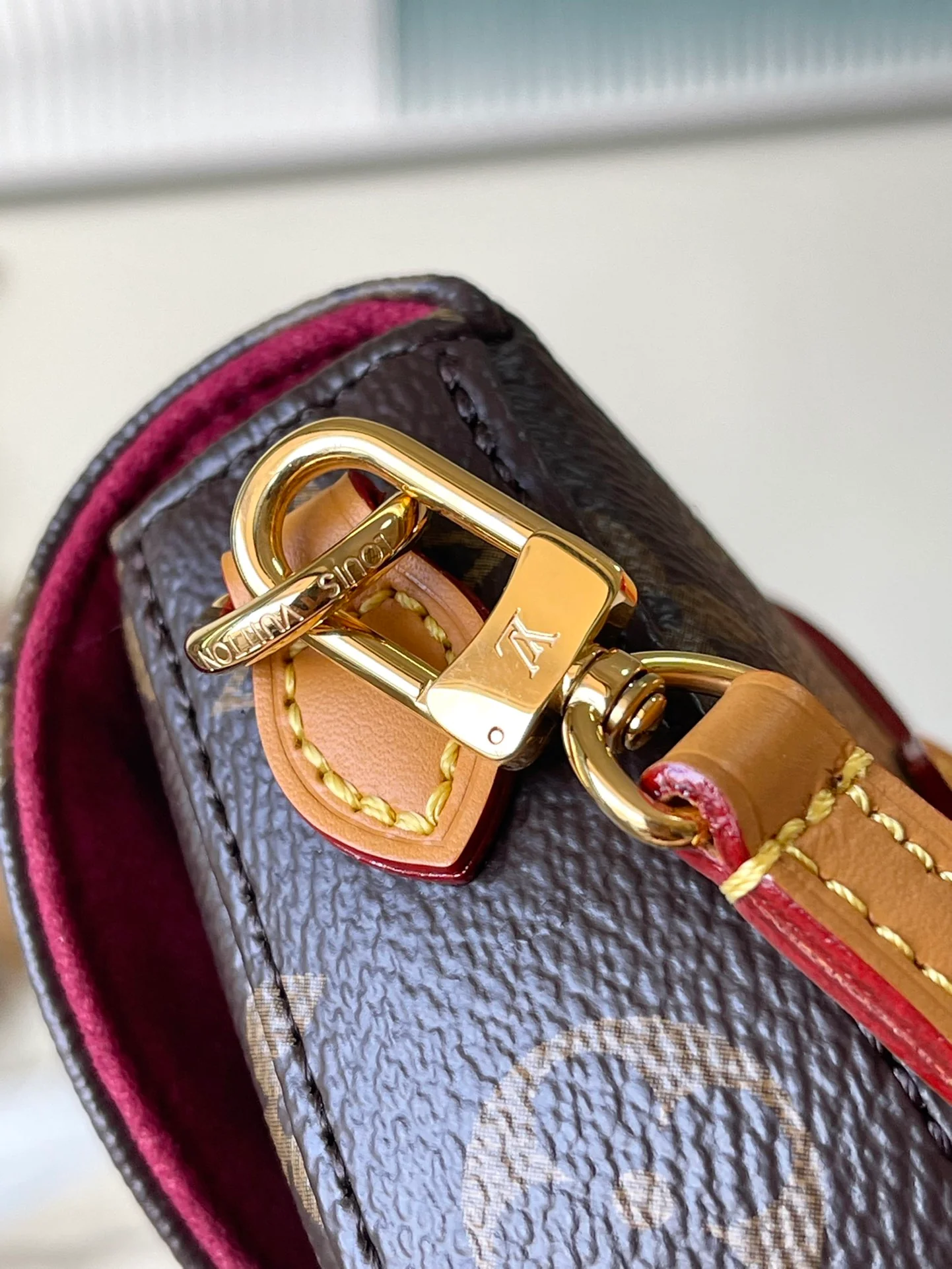 m46643-LV-Classic Shield Bag-Small