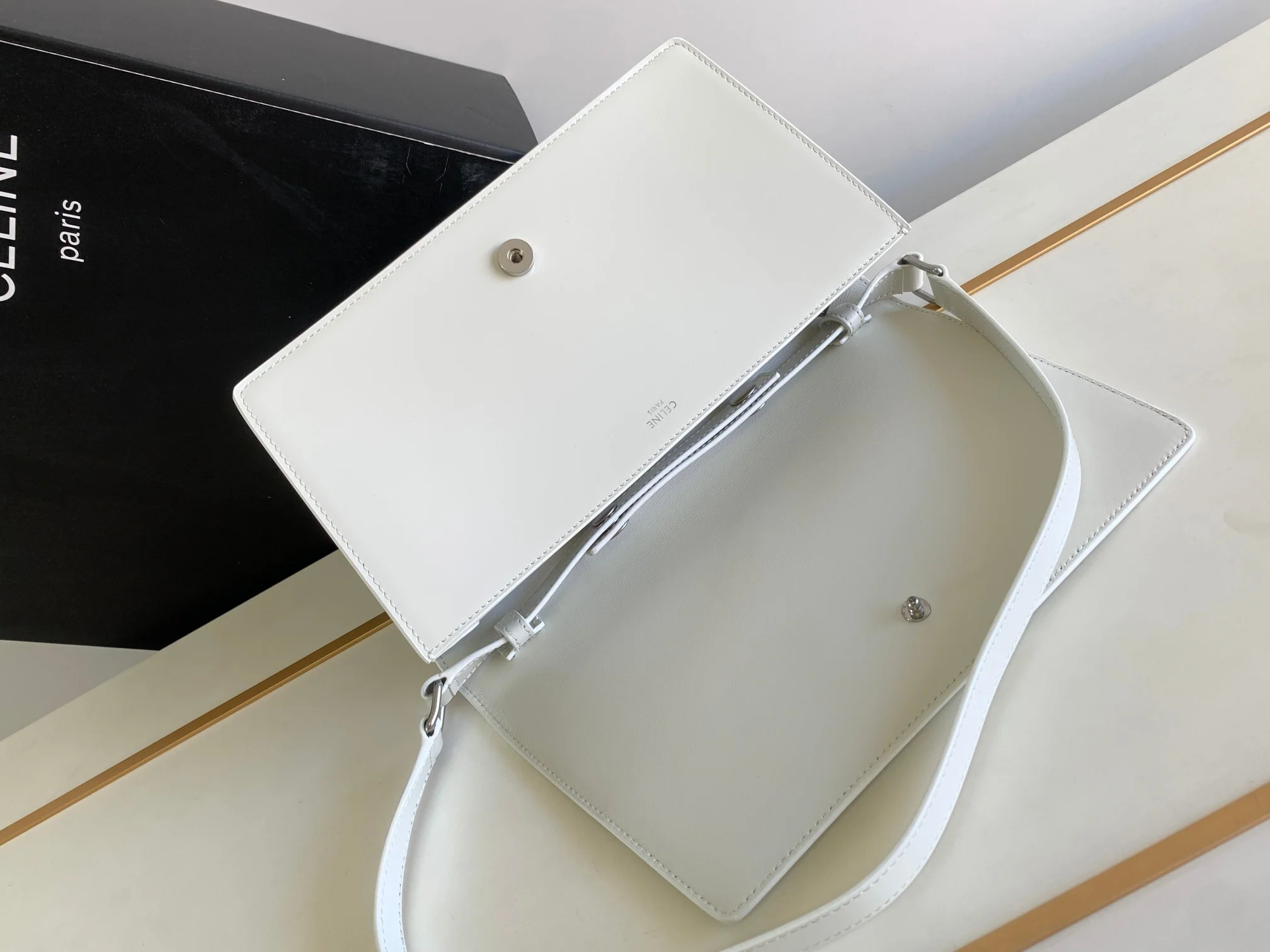 Сумка Celine Triomphe из глянцевой телячьей кожи с принтом под канвас - белая.