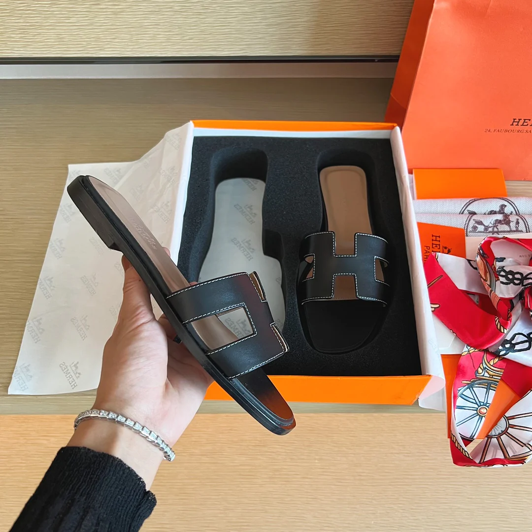 Классические домашние тапочки Hermes с буквой H - однотонная кожа - черно-коричневые