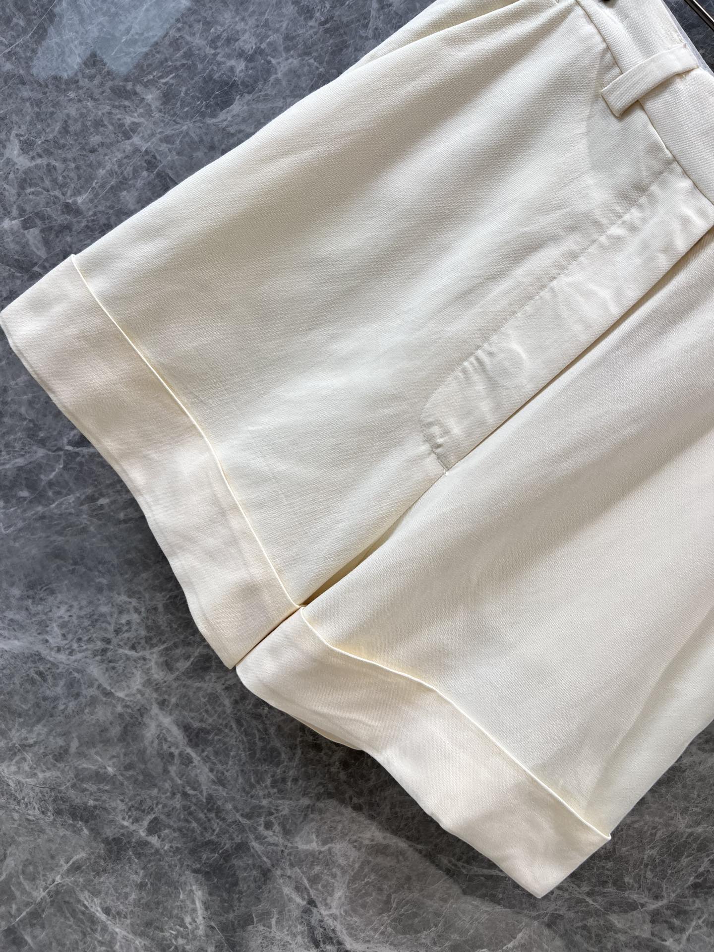 Miu Miu-2404-Milkshake Белый костюм с шортами