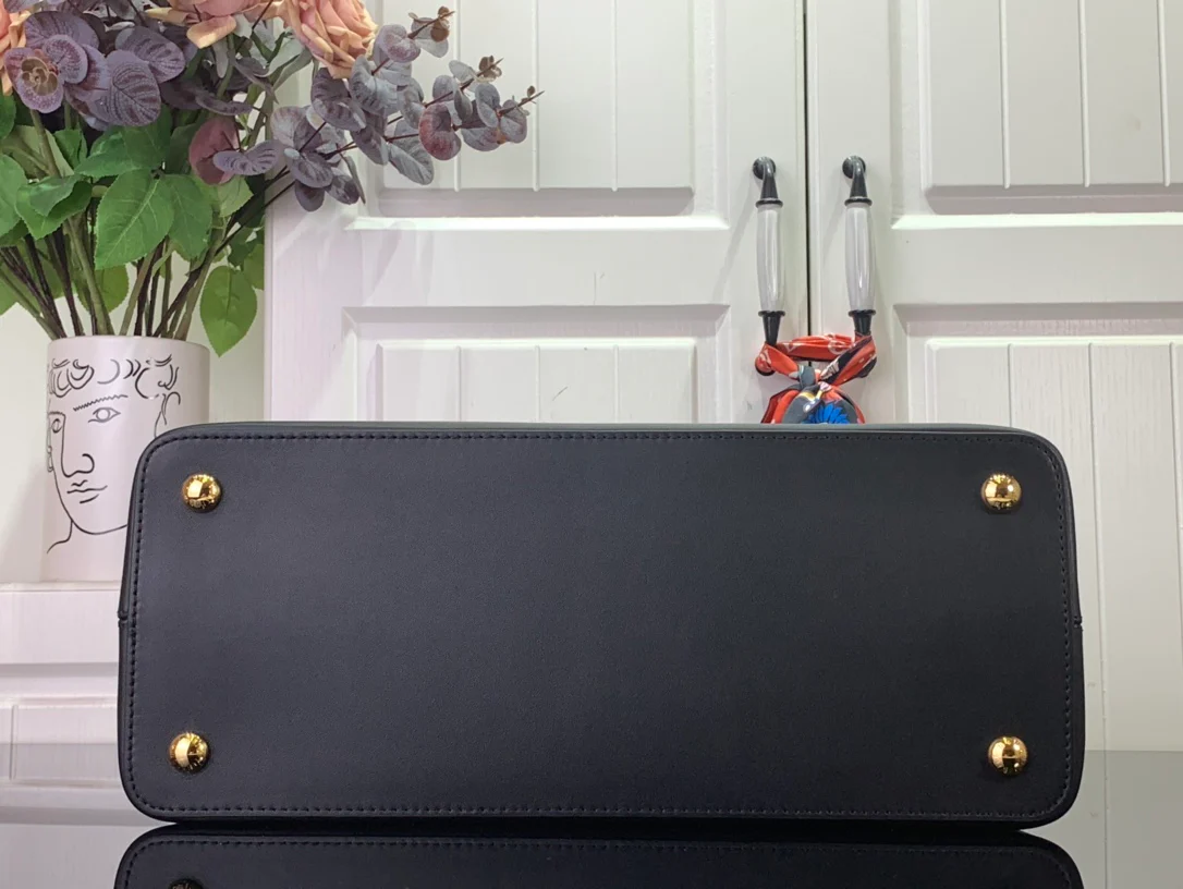 m24067-LV-Большая сумка Capucines, черная с золотой фурнитурой