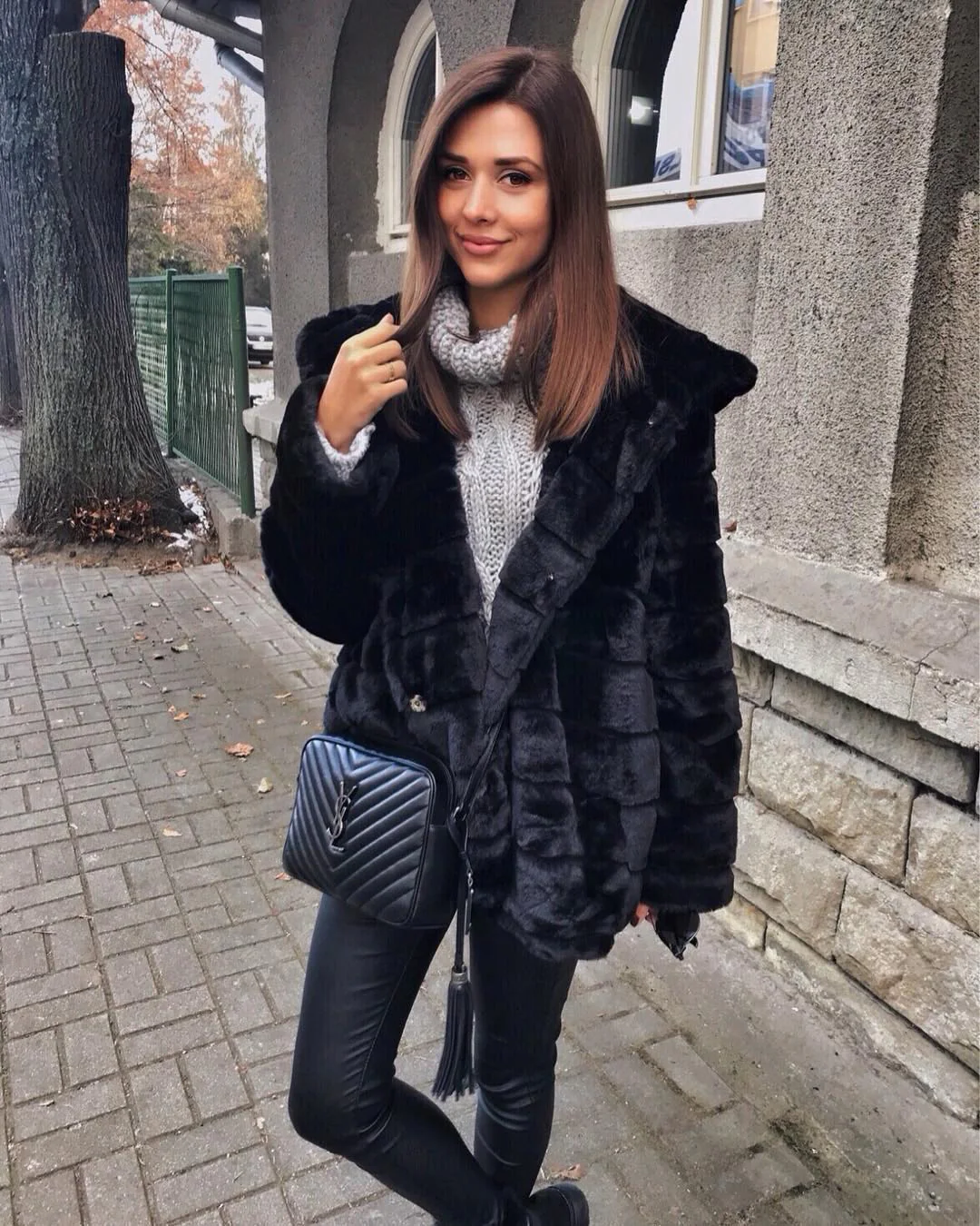 Фотосумка YSL Lou Bag — черная с серебристой фурнитурой.