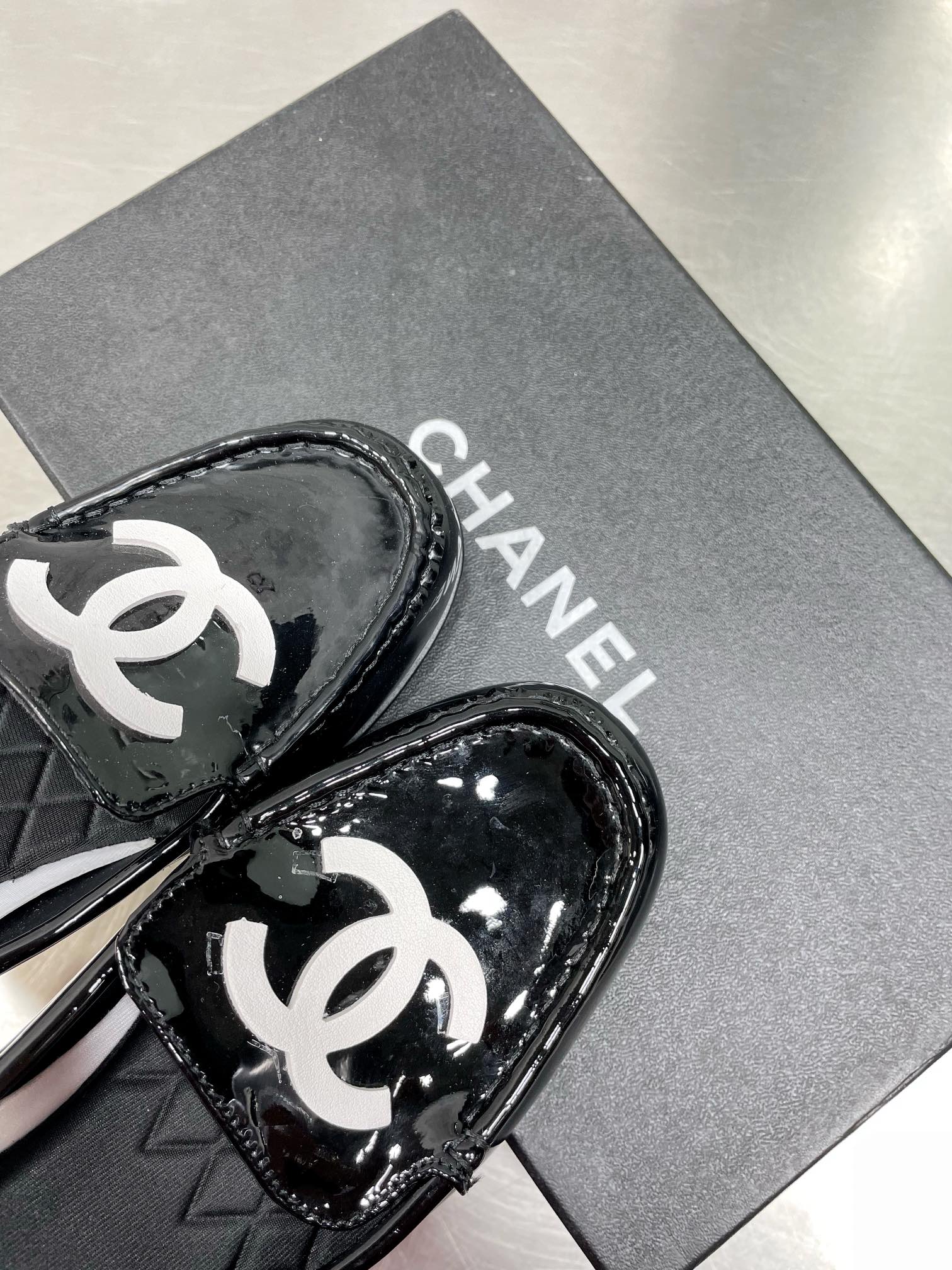 Новинка сезона осень/зима 2022 от Chanel - Ретро-туфли афро на низком каблуке - Черные