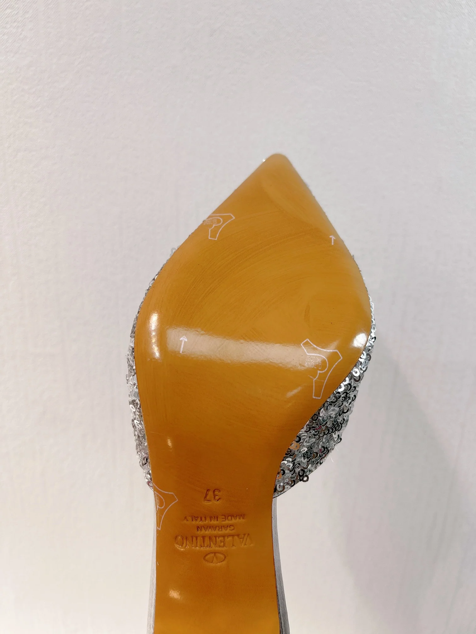 Новинка с официального сайта Valentino 2023 — Блестящие полосатые босоножки на высоком каблуке — 8 см — Серебристые