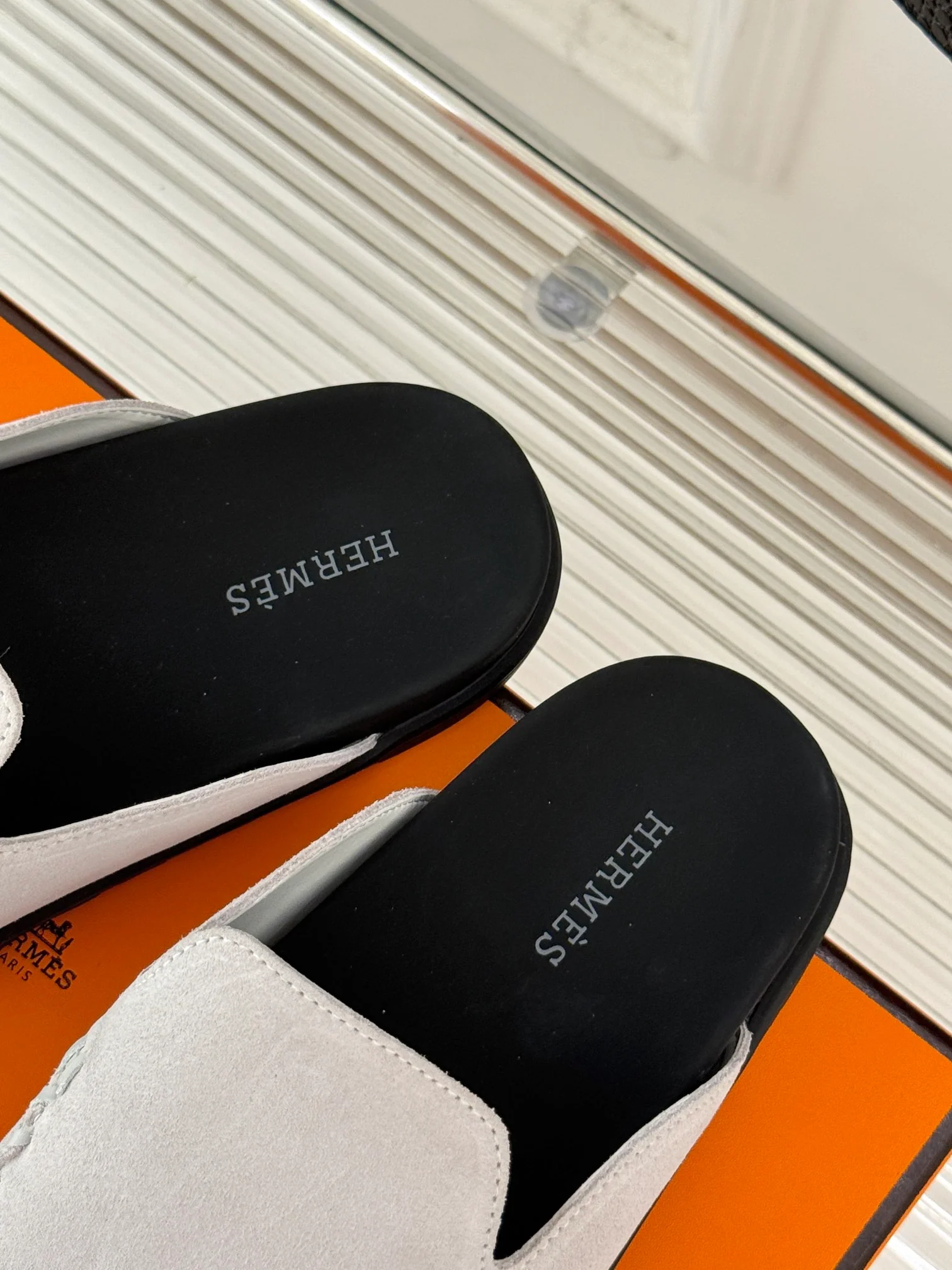 Классические кожаные тапочки Birkenstock Hermes 2024 — светло-серые.