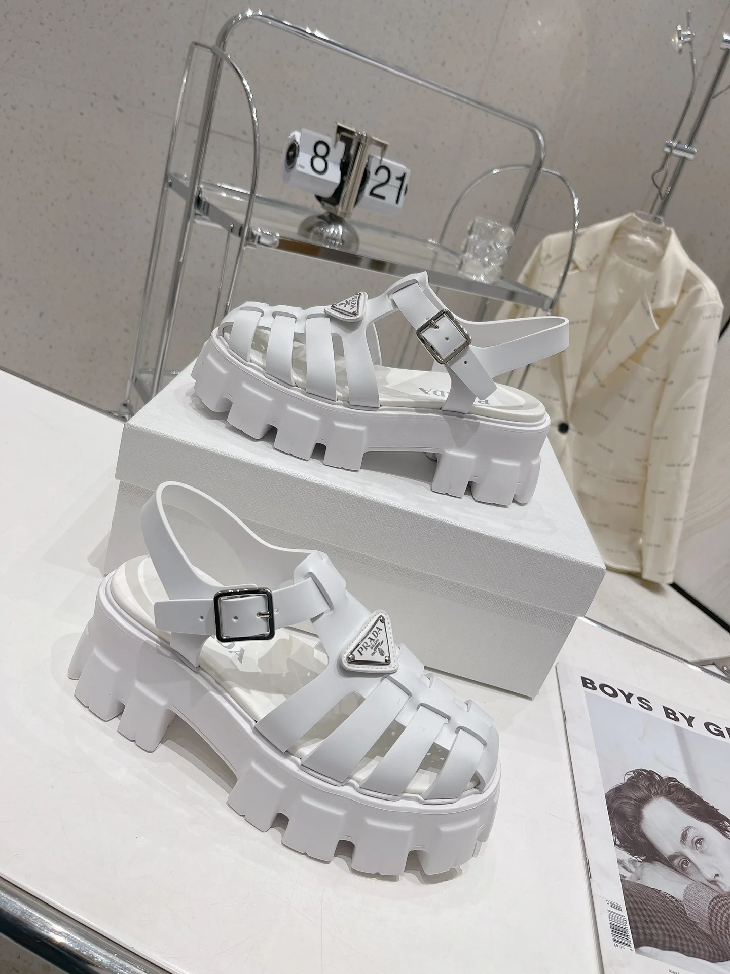 Новинка сезона весна/лето 2022 от Prada - Сандалии на платформе - Белые