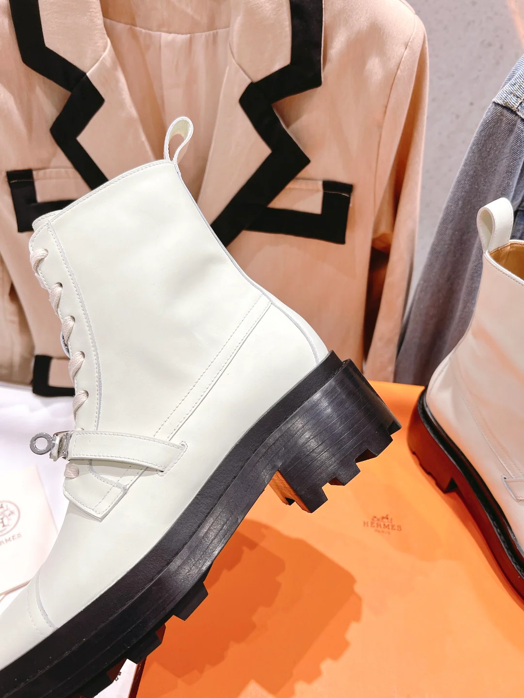 Новинка сезона осень/зима 2023 от Hermes — ботильоны на шнуровке унисекс — белые.