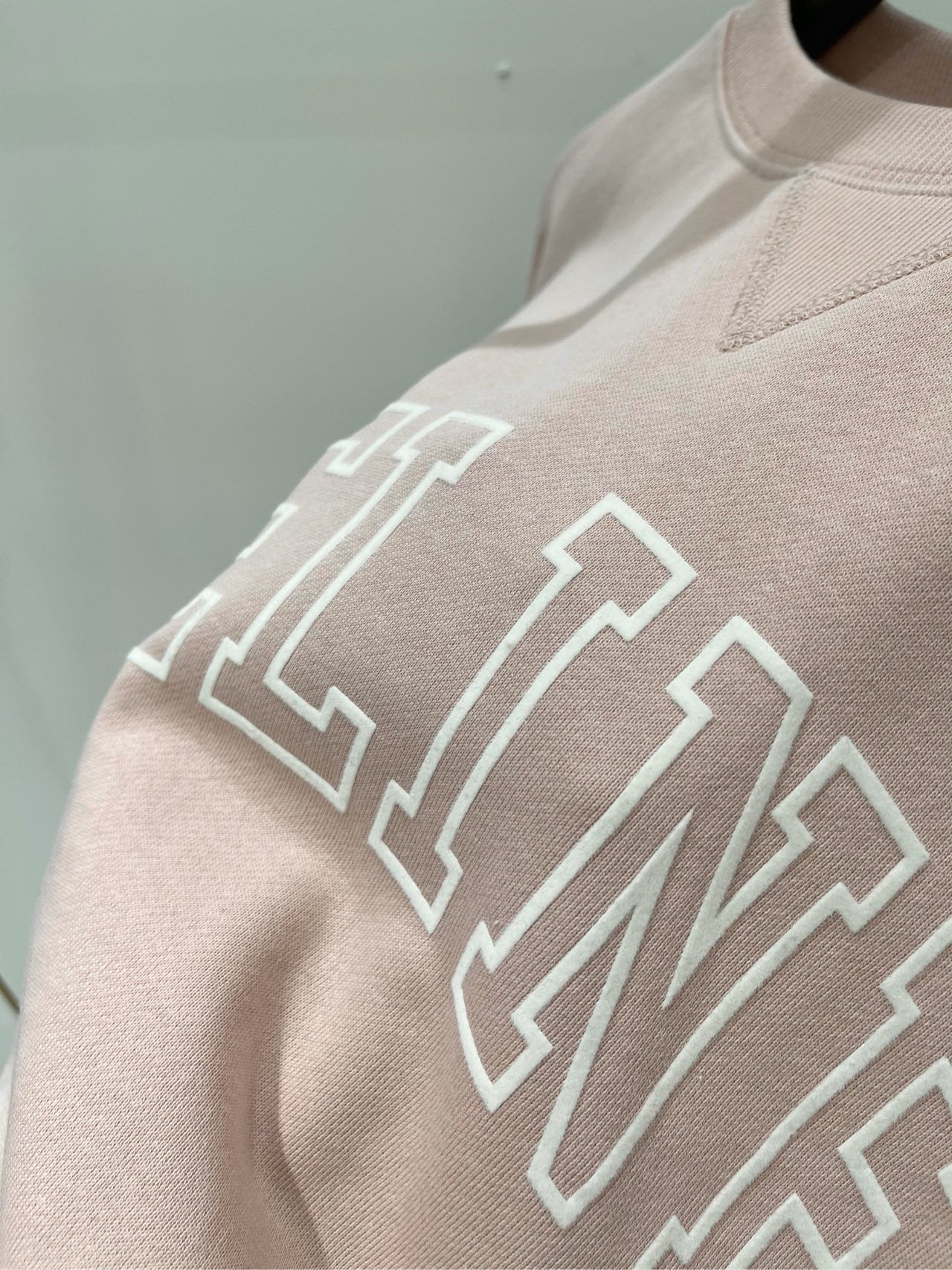 Celine-2403 Розовая флокированная футболка с круглым вырезом и буквами для колледжа