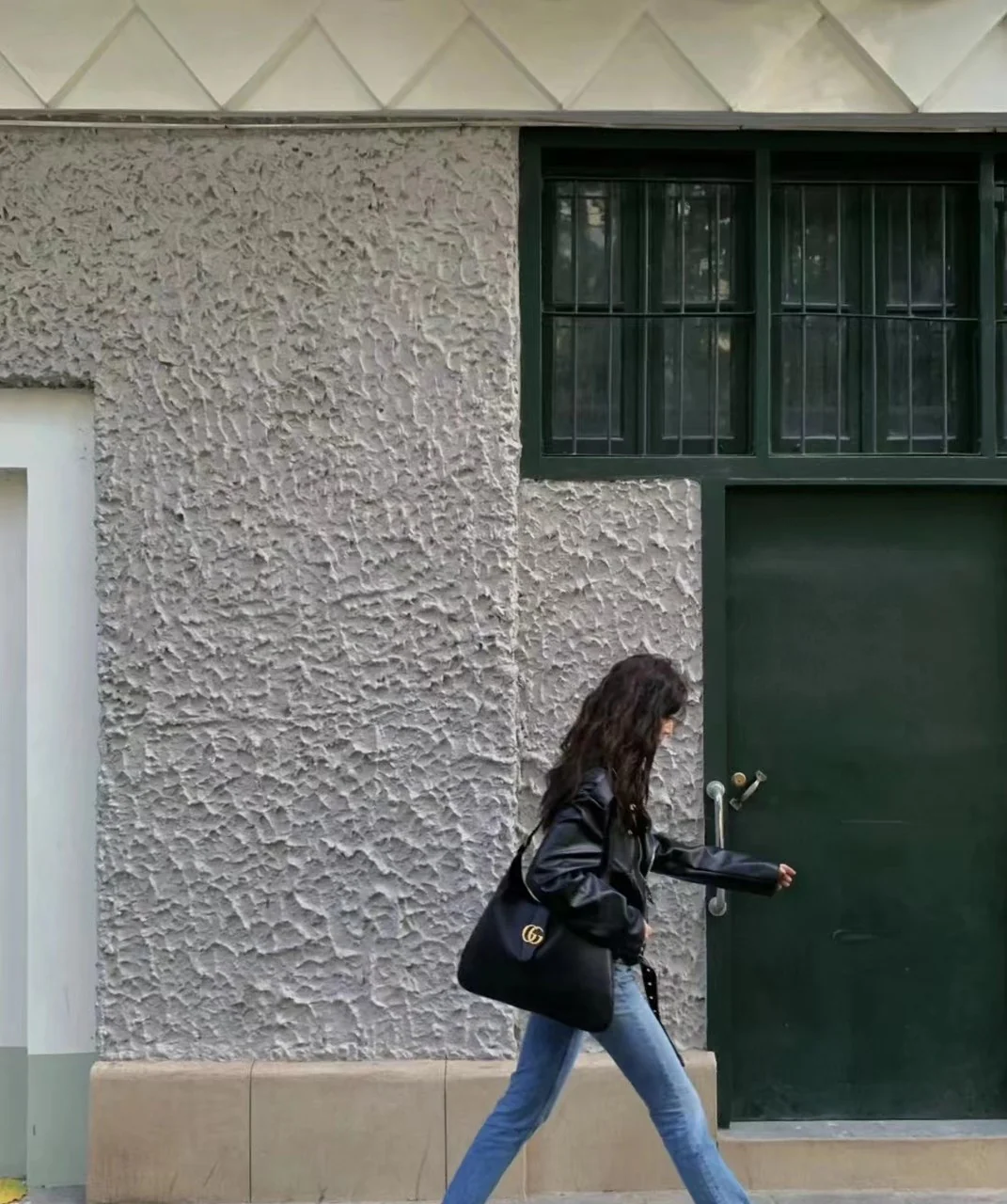 Весенняя коллекция Gucci 2023 — Сумка через плечо ?Полумесяц? — Черная — Фотографии в действии.