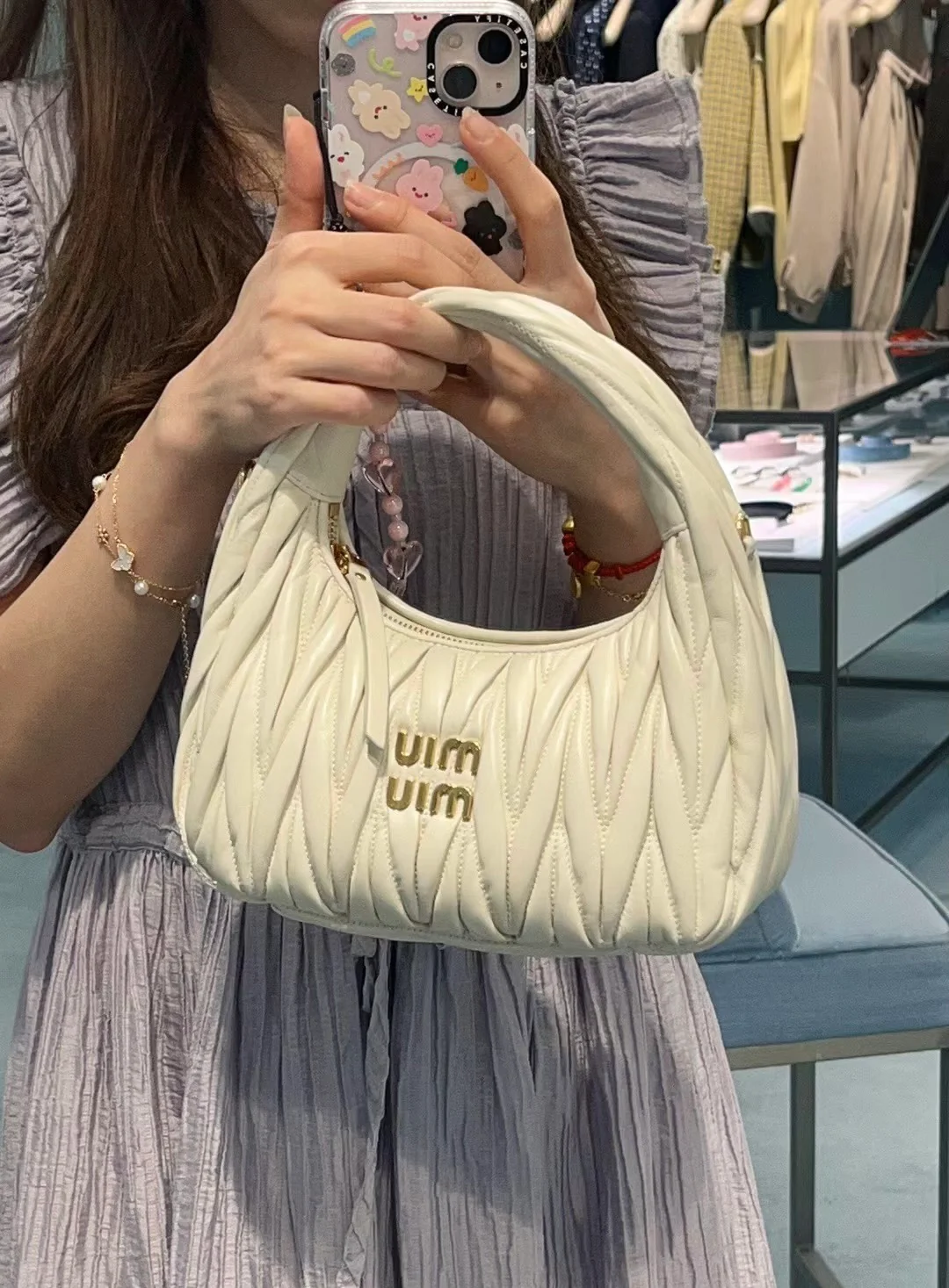 Сумка Miu Miu Wander — маленькая, из овечьей кожи — носите и делитесь с другими.