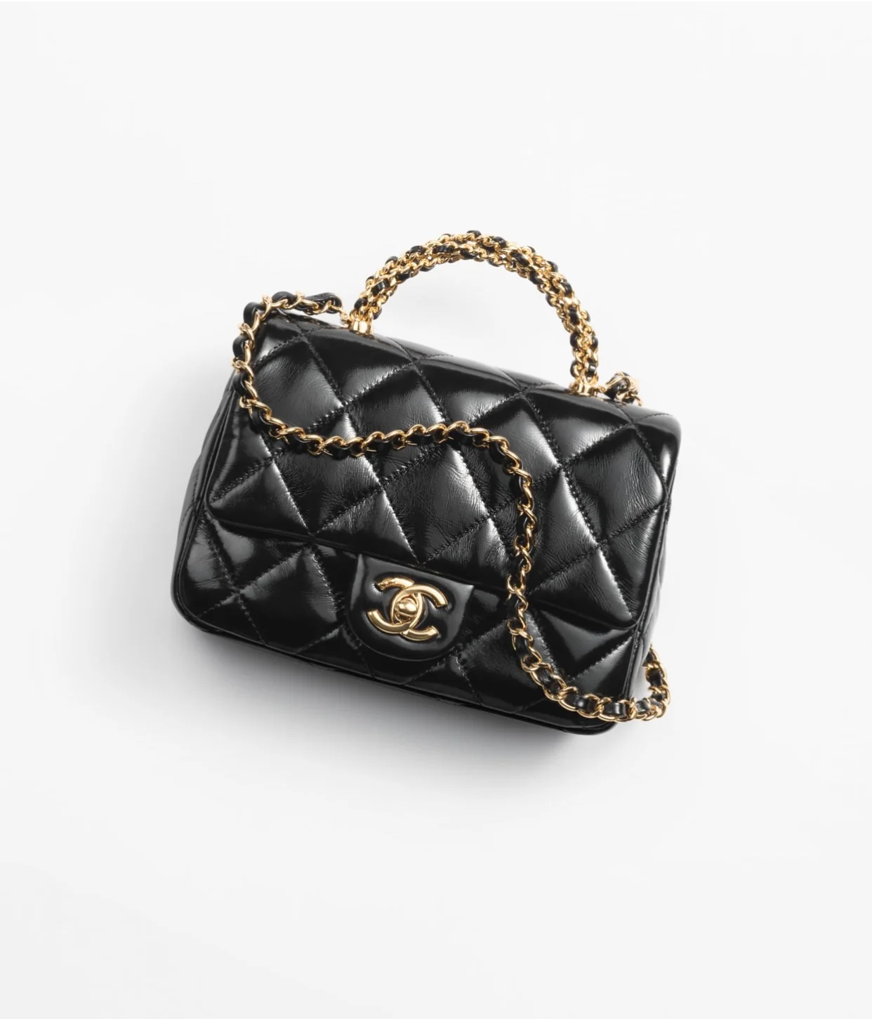 Маленькая черная сумка Chanel с клапаном и поворотной ручкой.