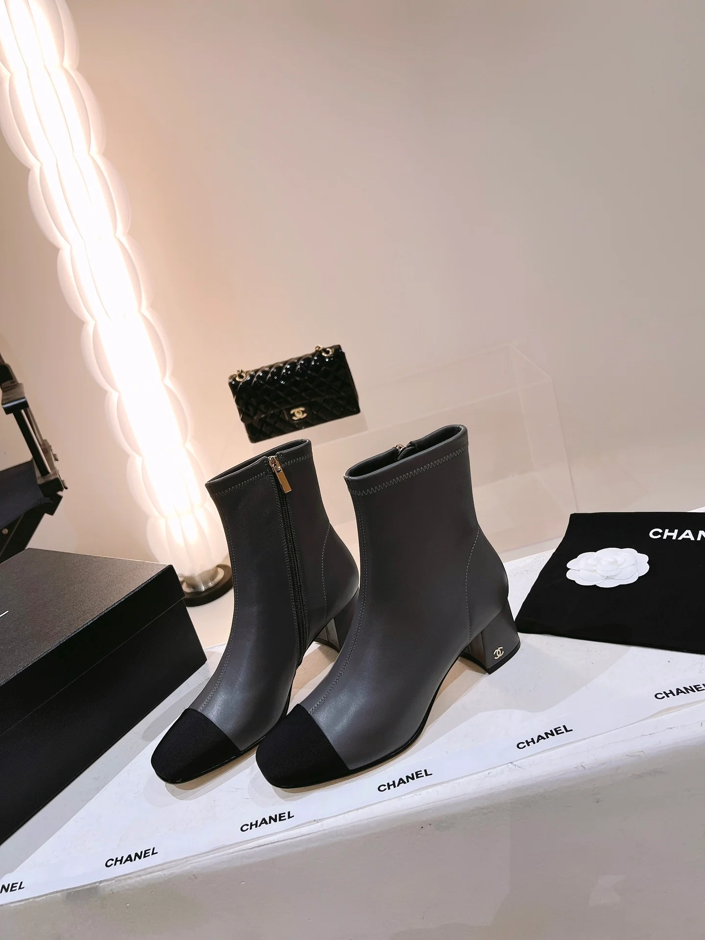 Новинка сезона осень/зима 2022 от Chanel - Ботильоны - Серые