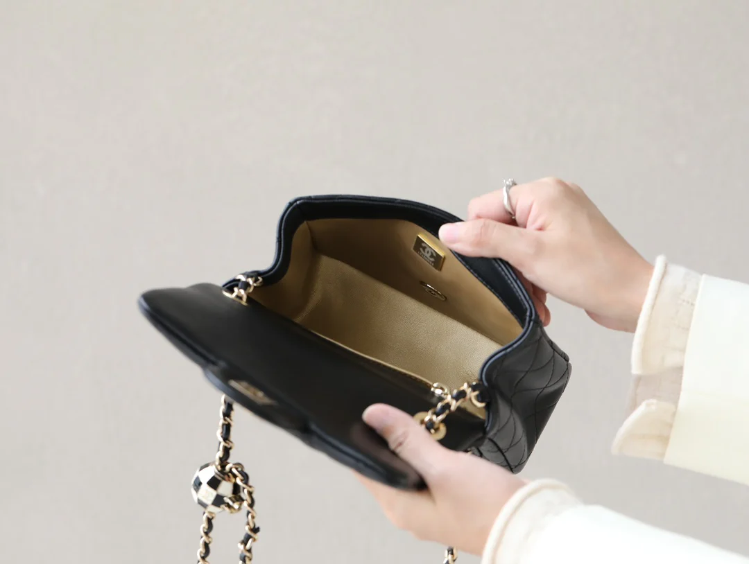 Новые поступления коллекции Chanel весна/лето 2023 - Футбольная серия - Сумка CF