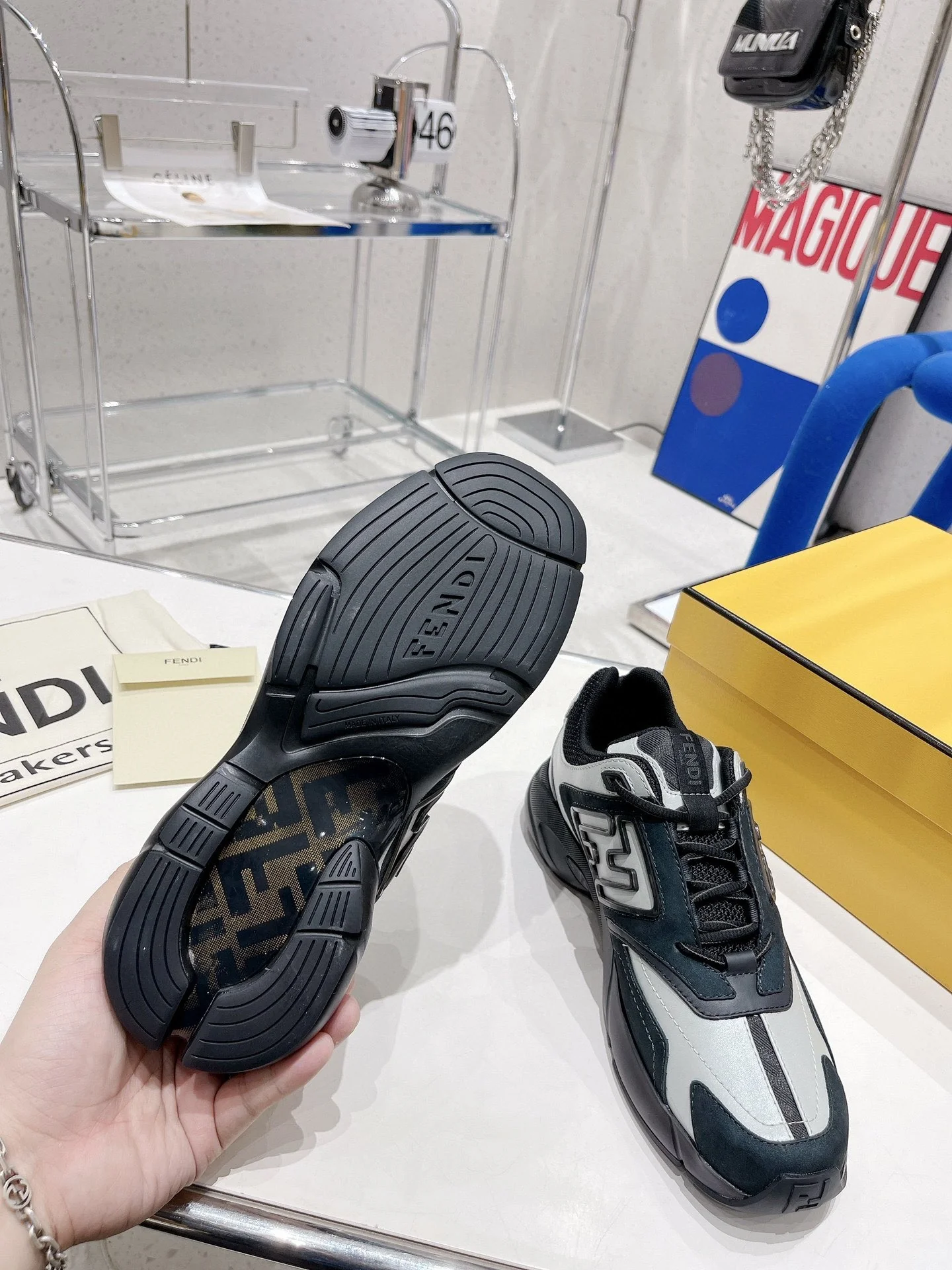 Новинки осенне-зимней коллекции Fendi 2022 — ретро-кроссовки — массивная обувь — парный стиль