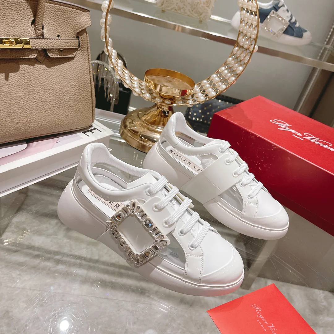 Обувь для автодомов - белые кроссовки